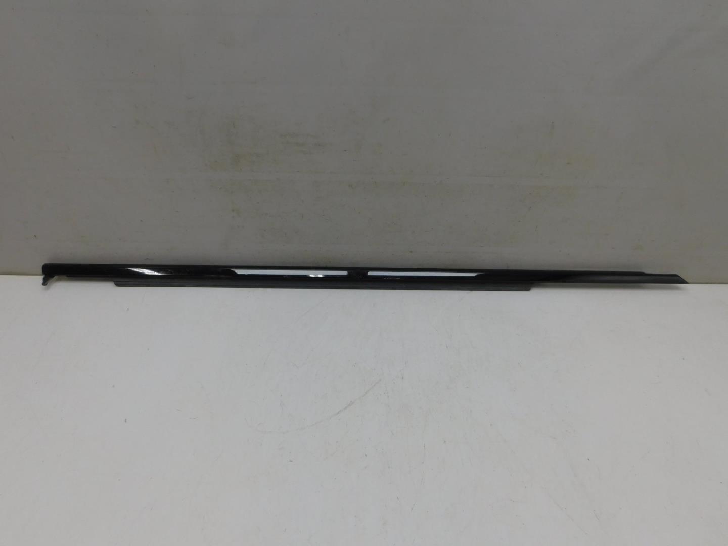 Накладка стекла переднего правого