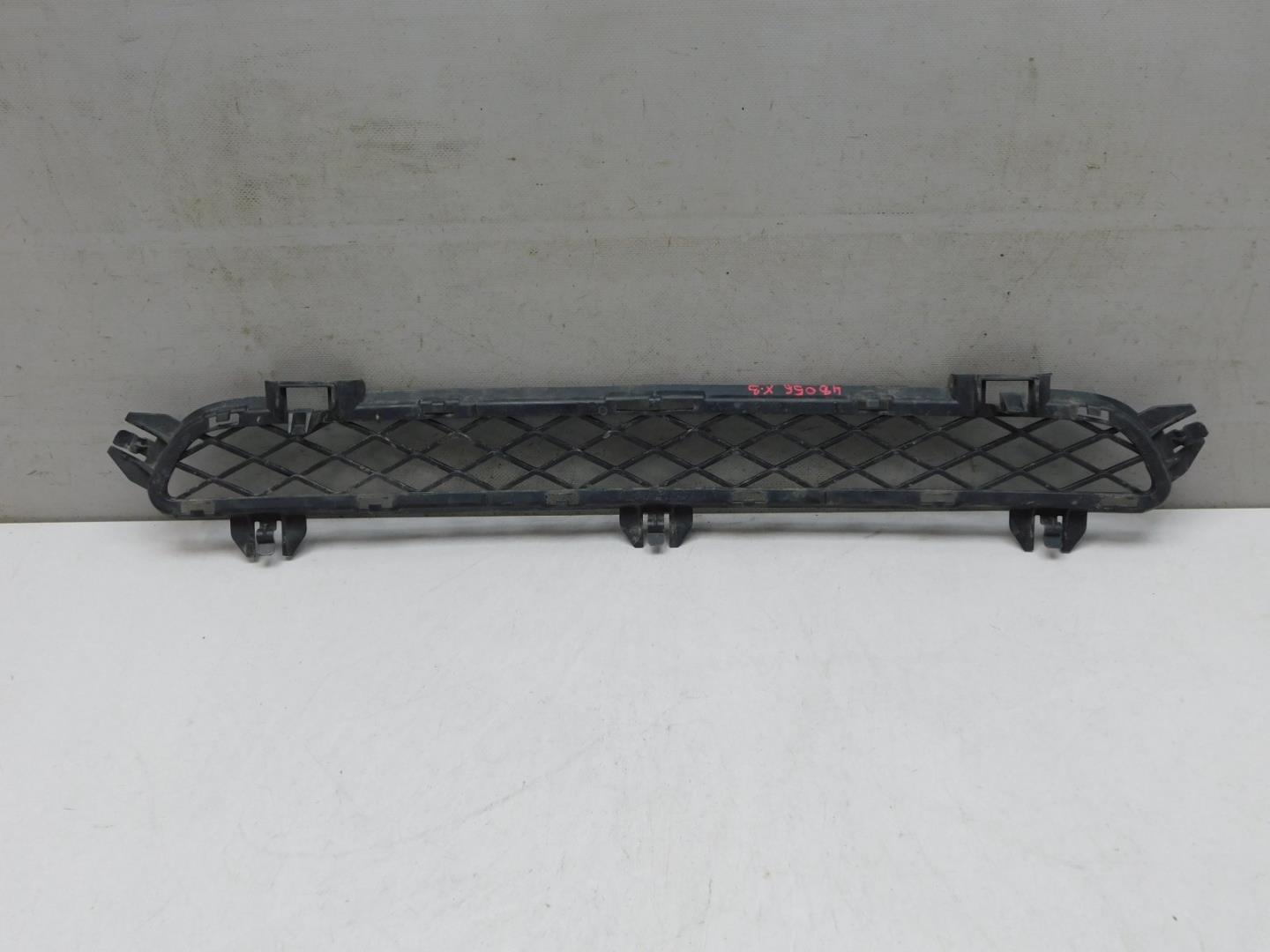 Решетка в бампер центральная