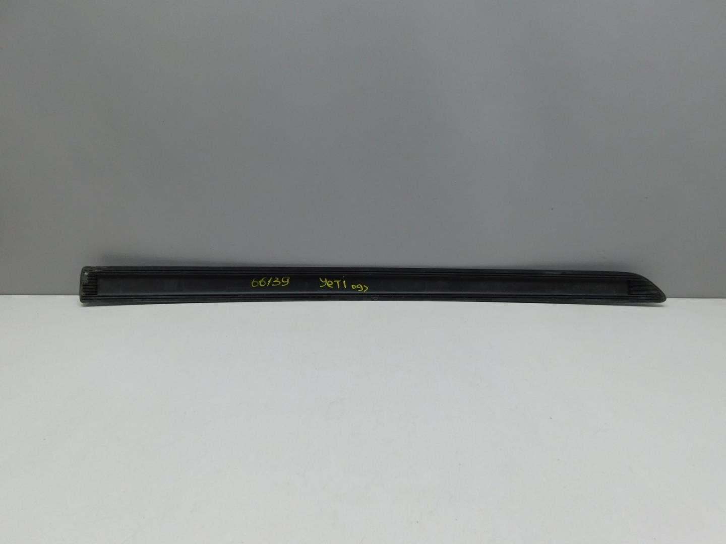 Молдинг двери передней левой