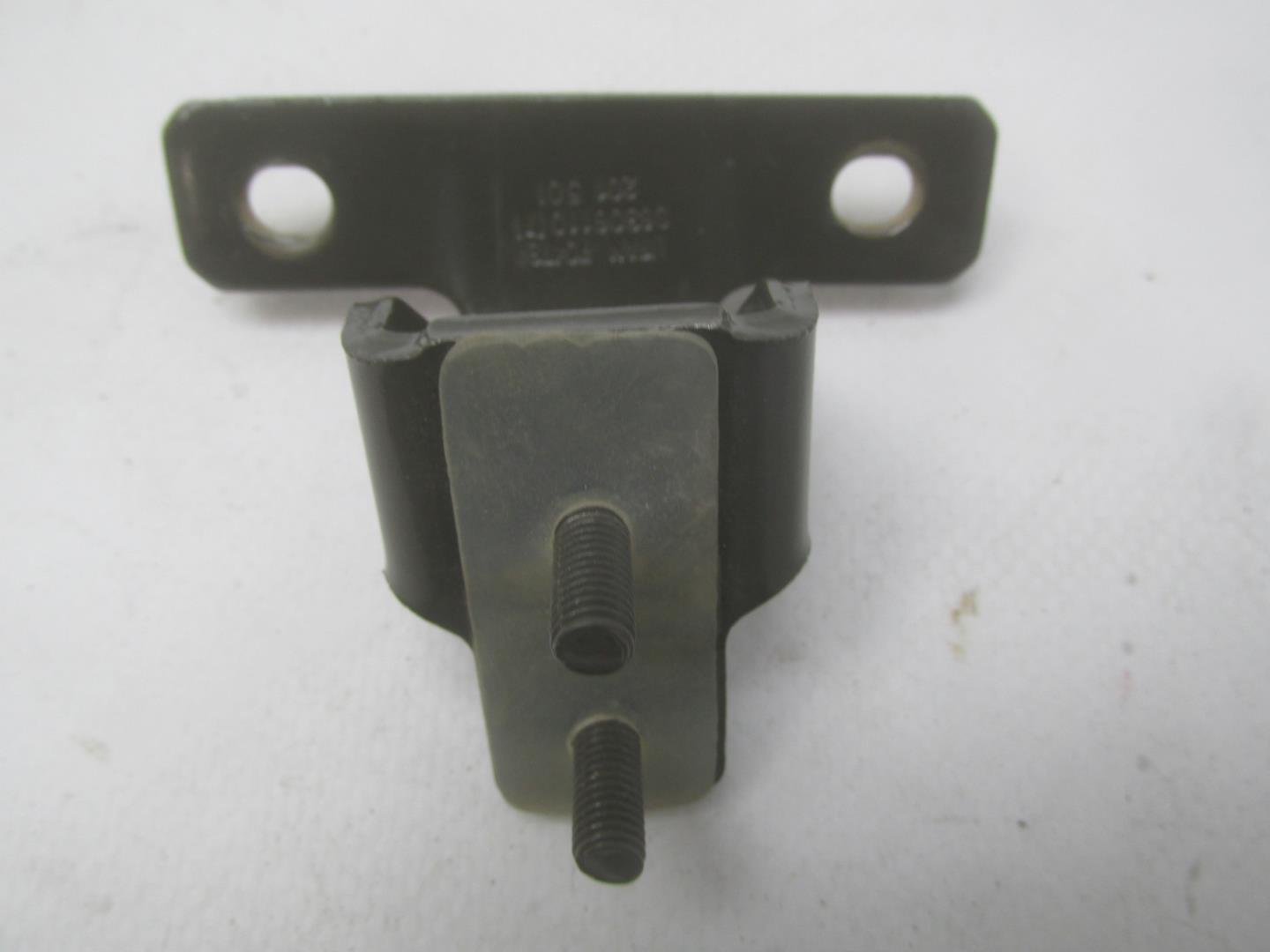 Петля двери багажника