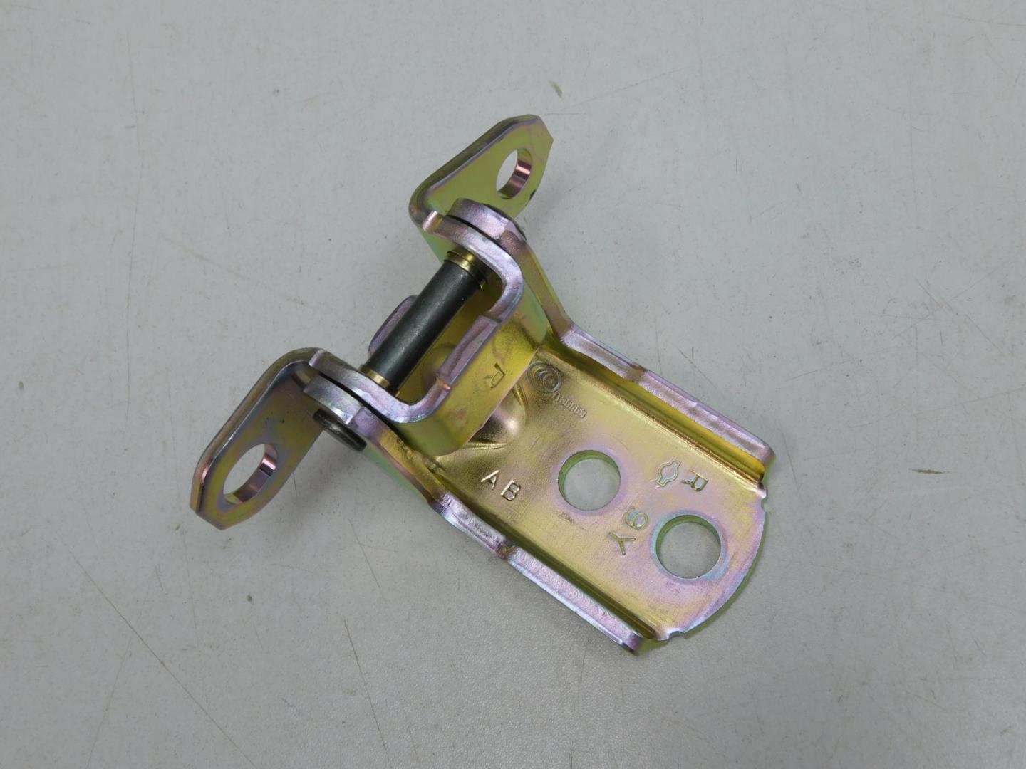 Петля двери задней левой верхняя