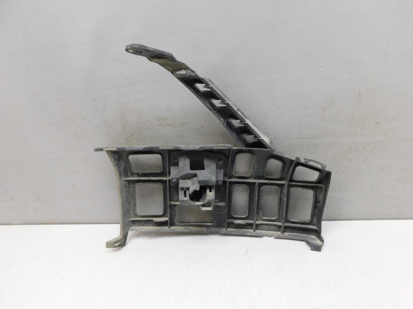 Кронштейн переднего бампера