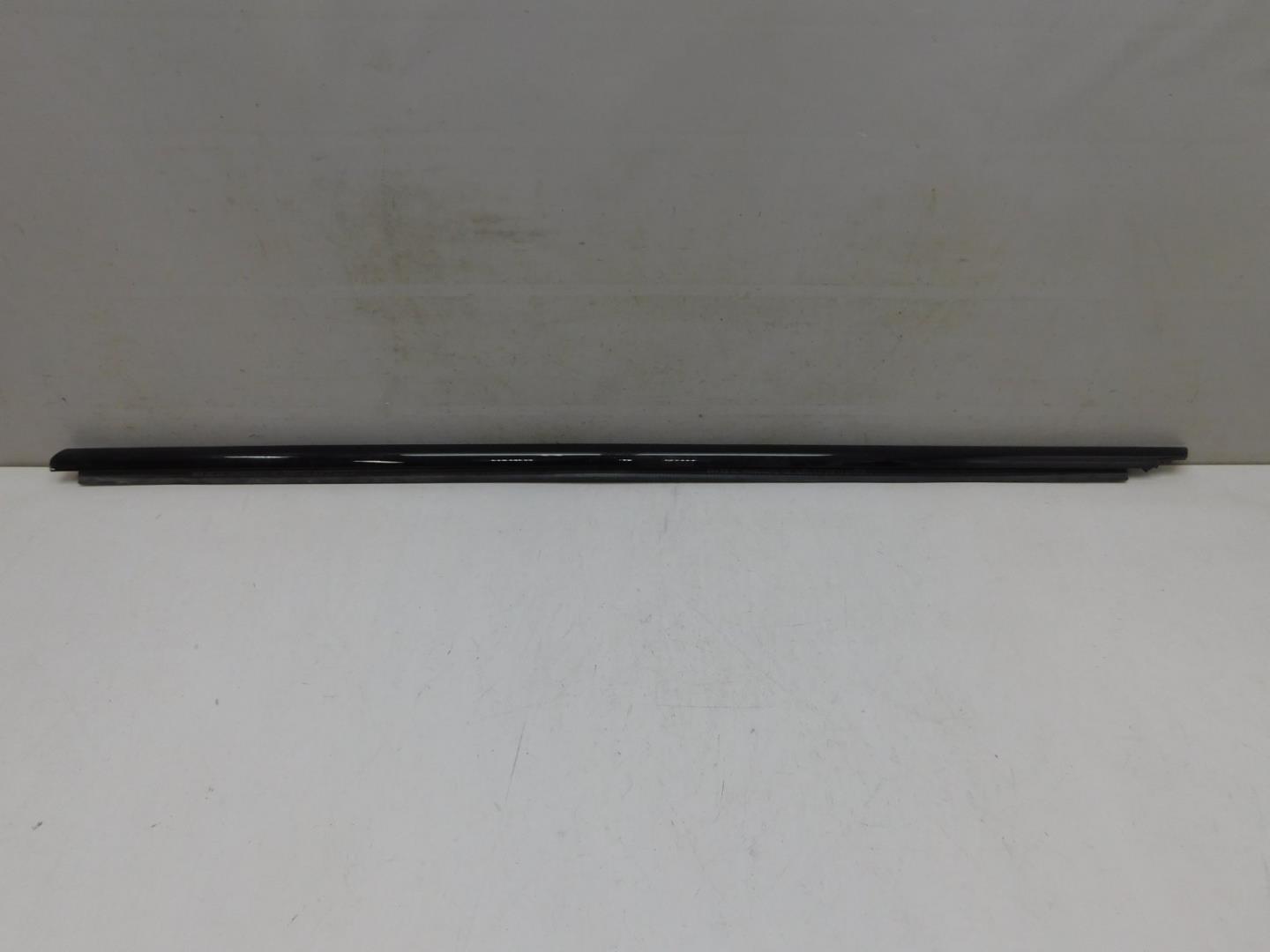 Накладка стекла заднего левого