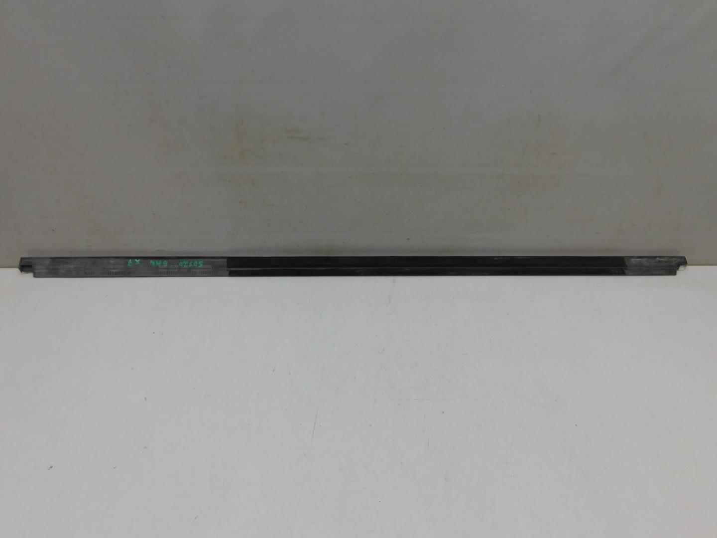 Накладка стекла заднего левого