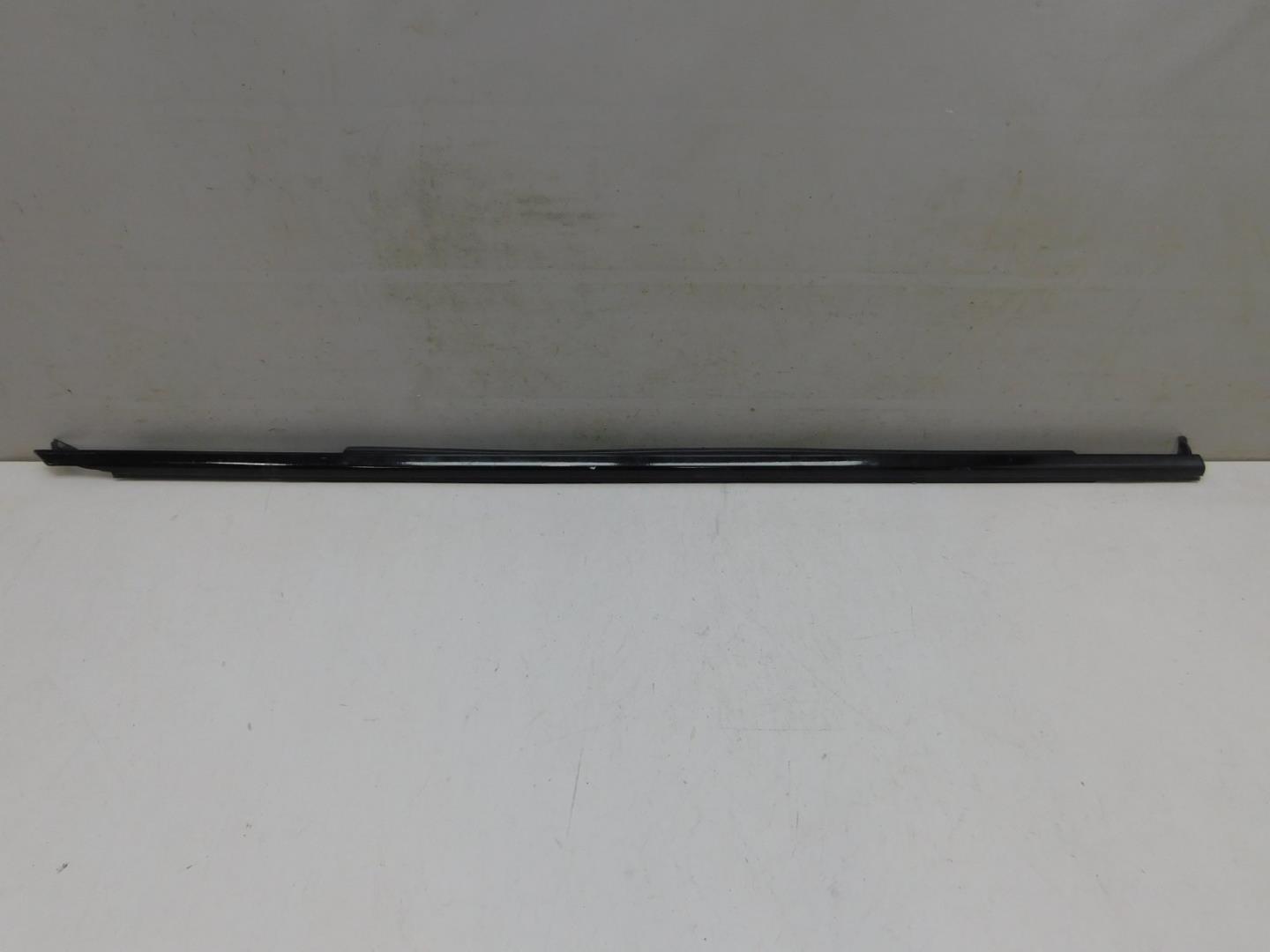 Накладка стекла переднего правого