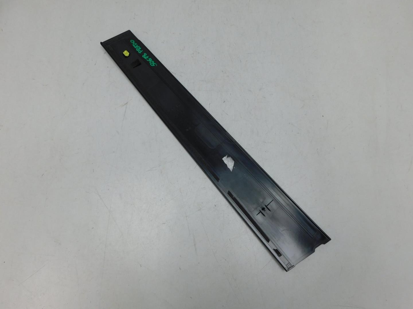 Накладка двери передней левой