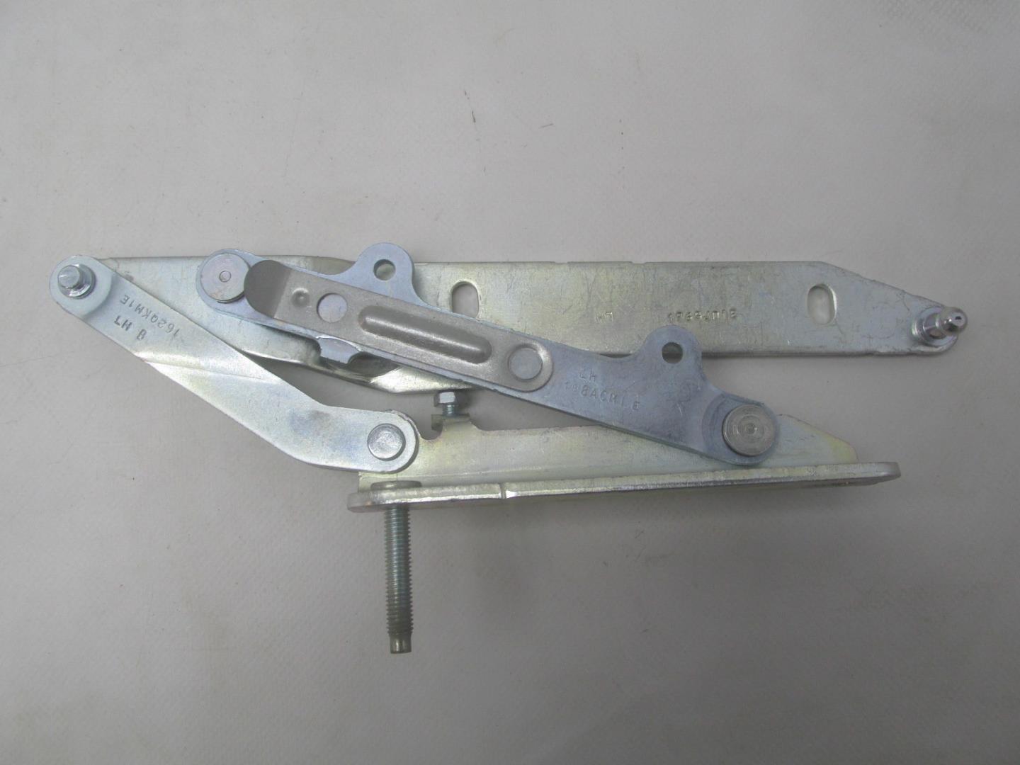 Петля капота левая