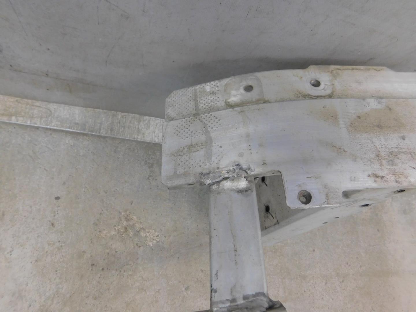 Усилитель переднего бампера