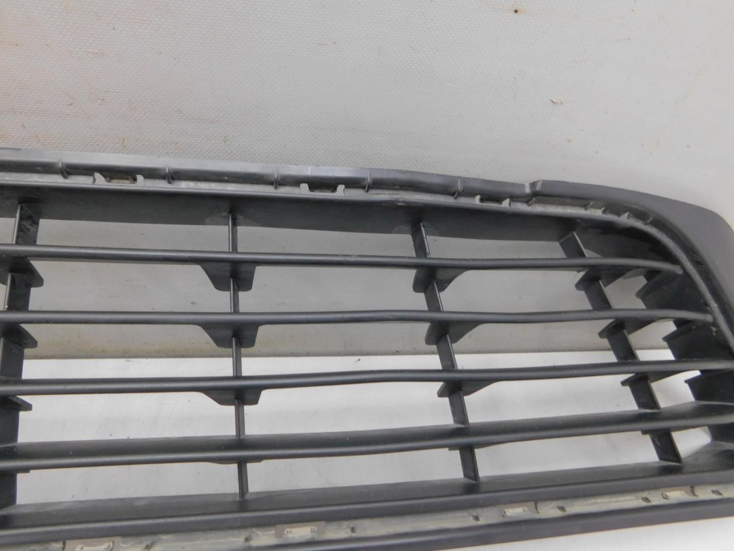 Решетка в бампер центральная