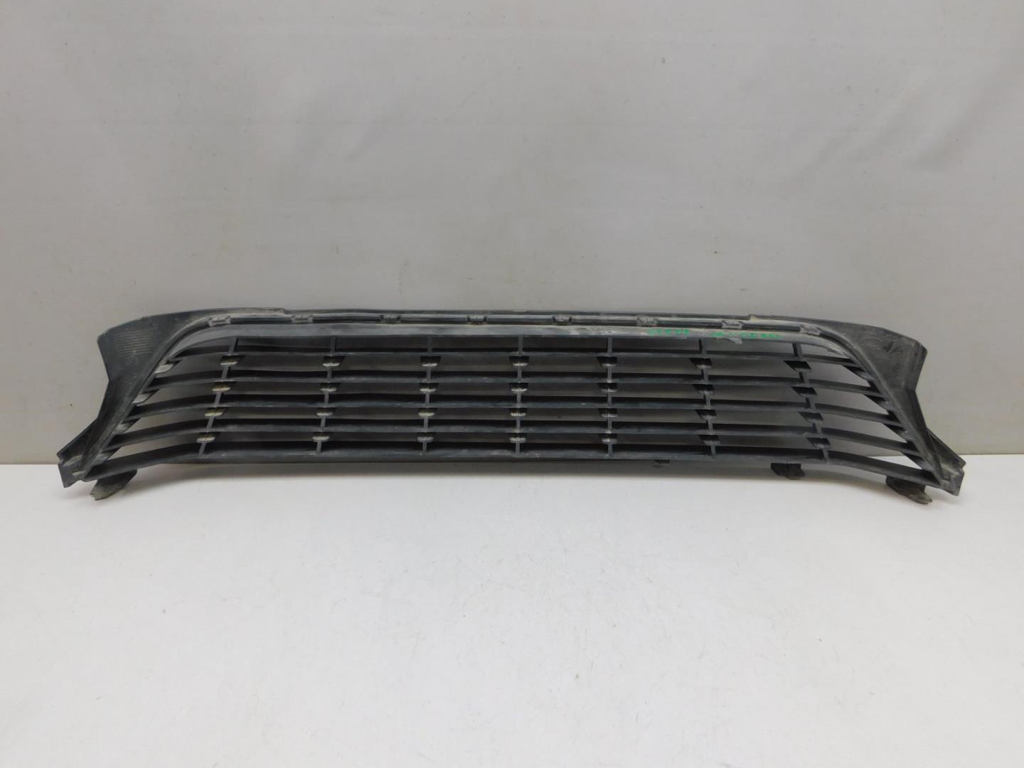 Решетка в бампер центральная