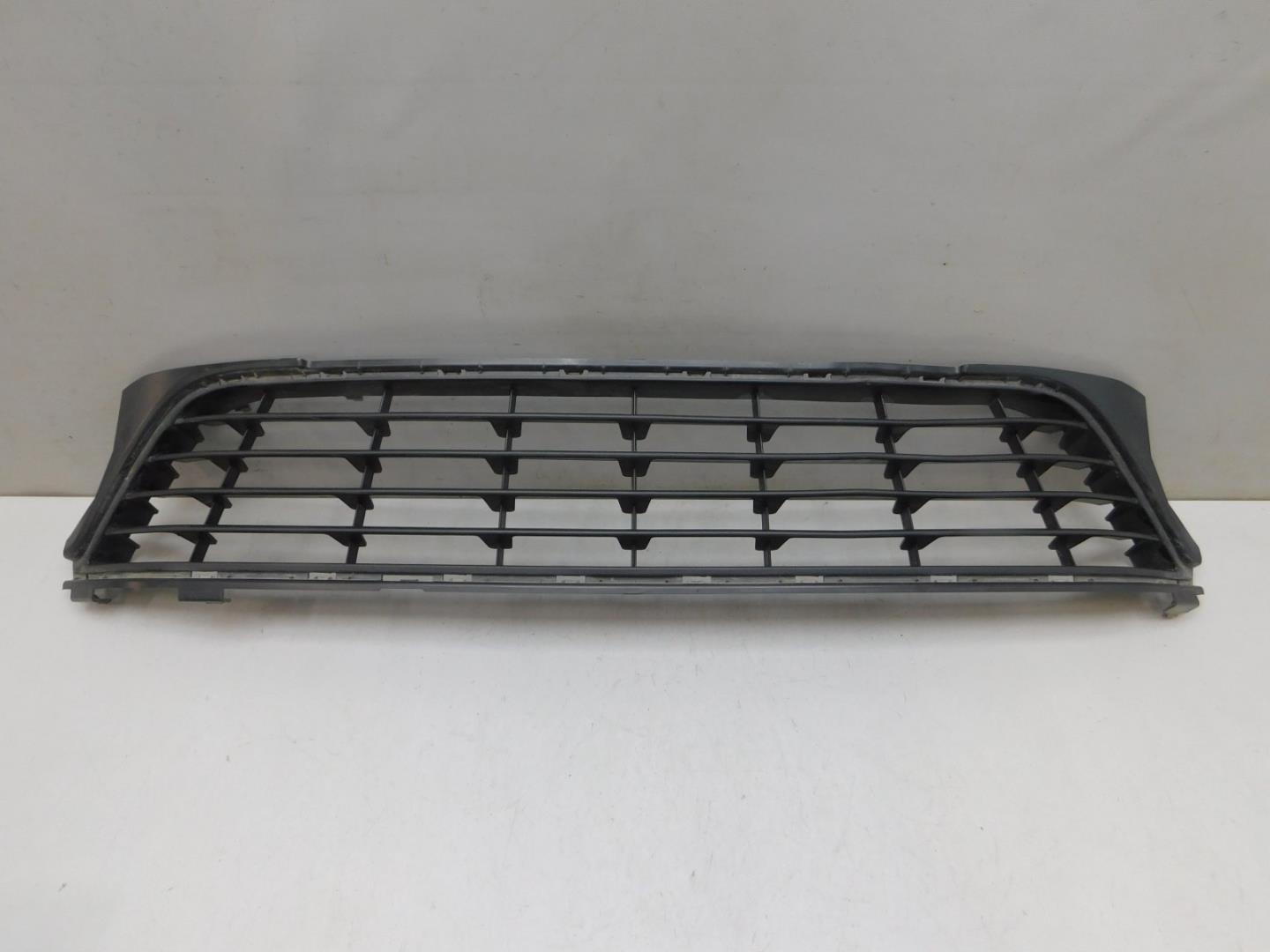Решетка в бампер центральная