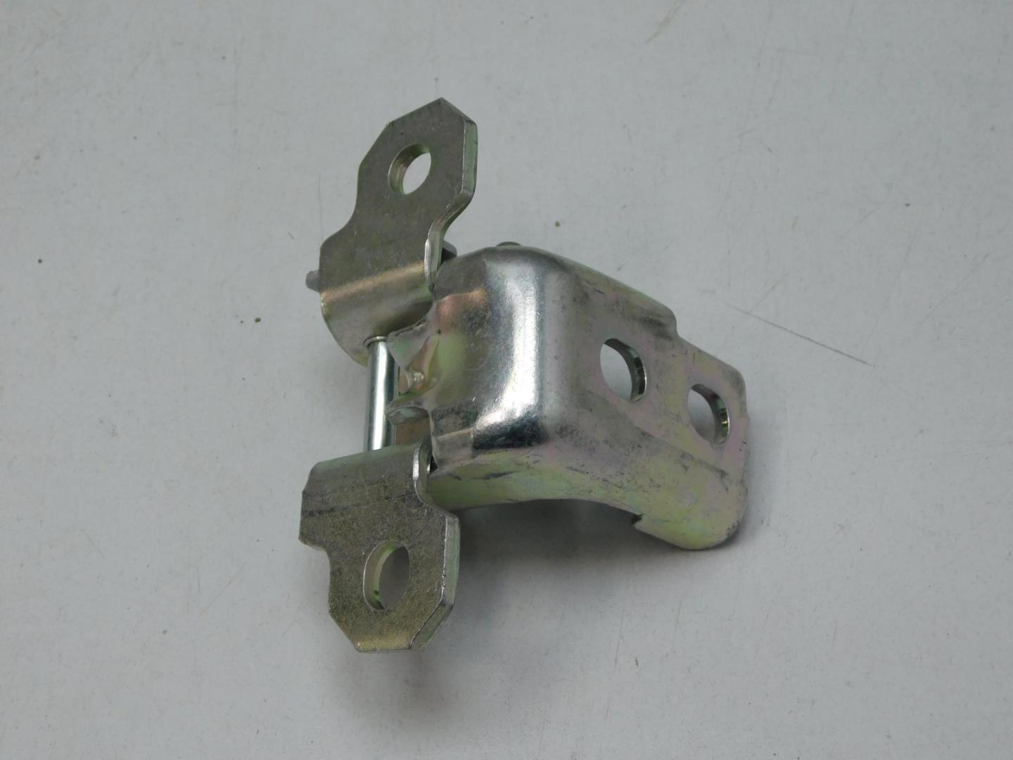 Петля двери задней правой верхняя