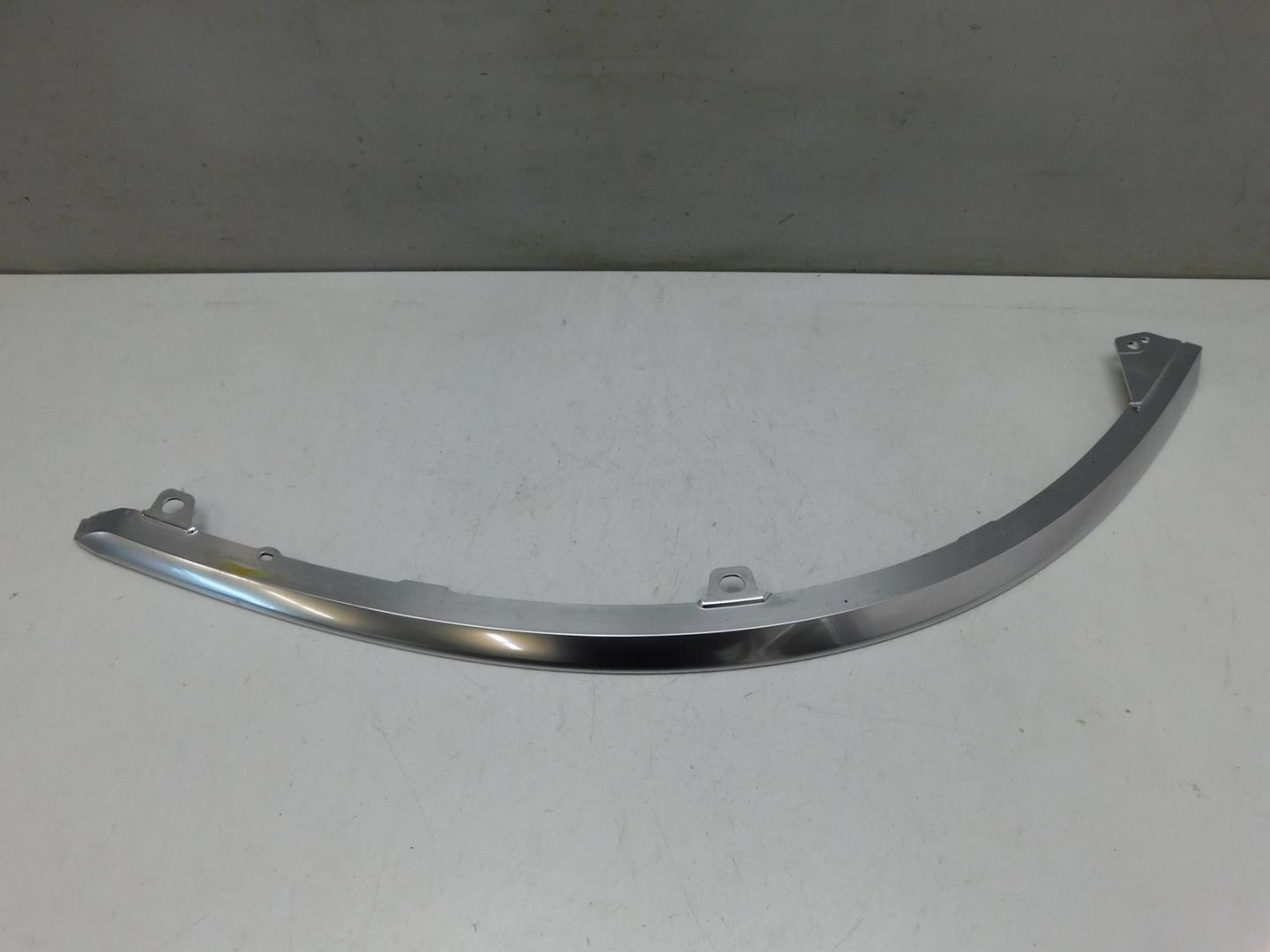 Молдинг капота