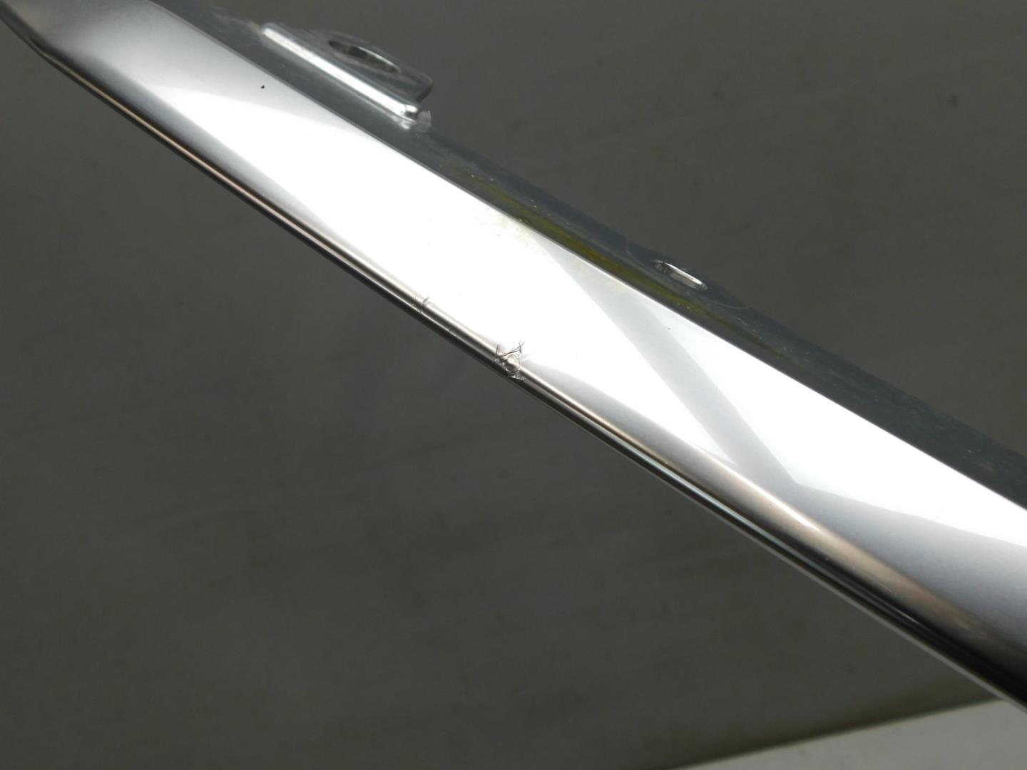 Молдинг капота