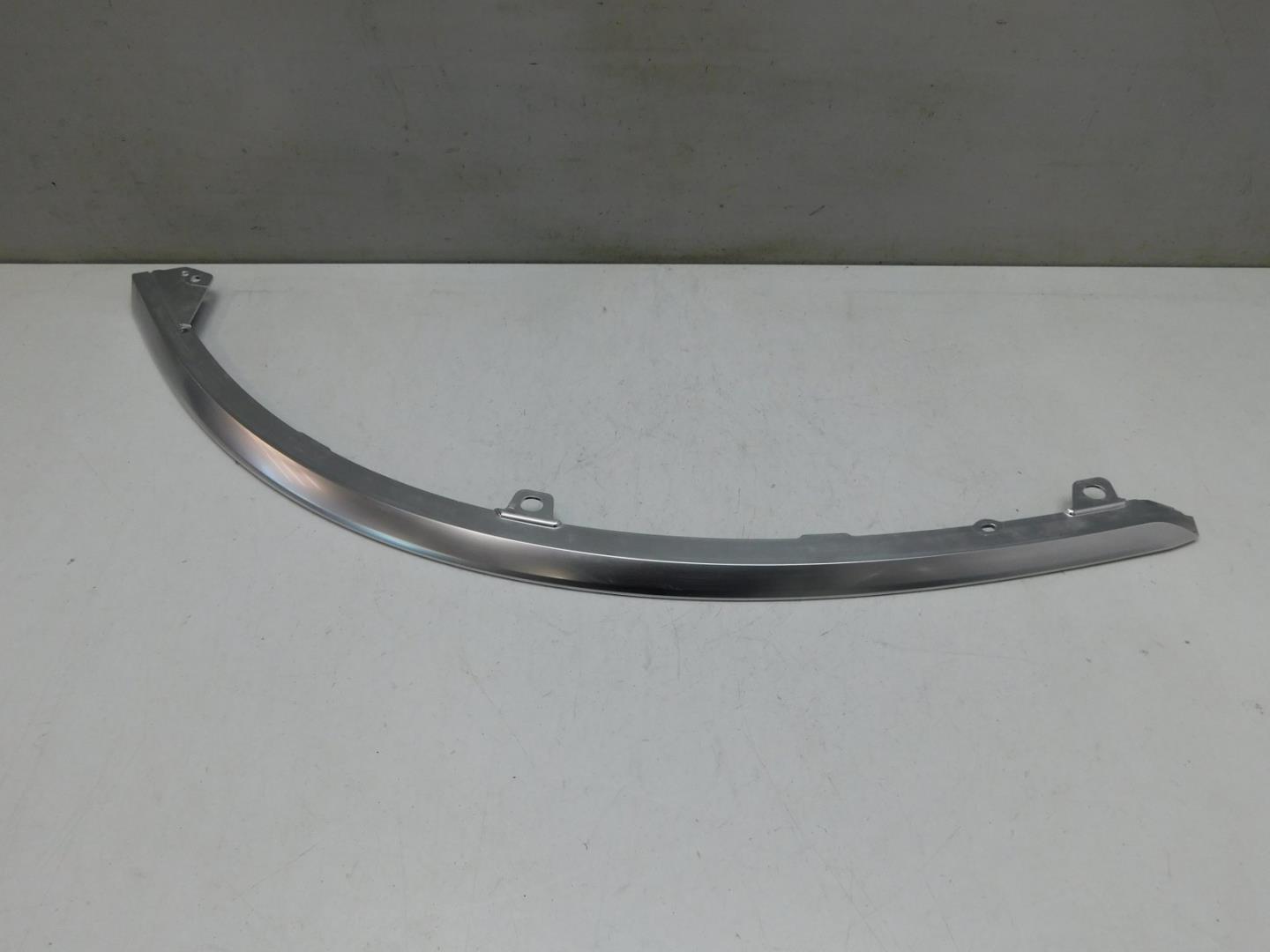 Молдинг капота