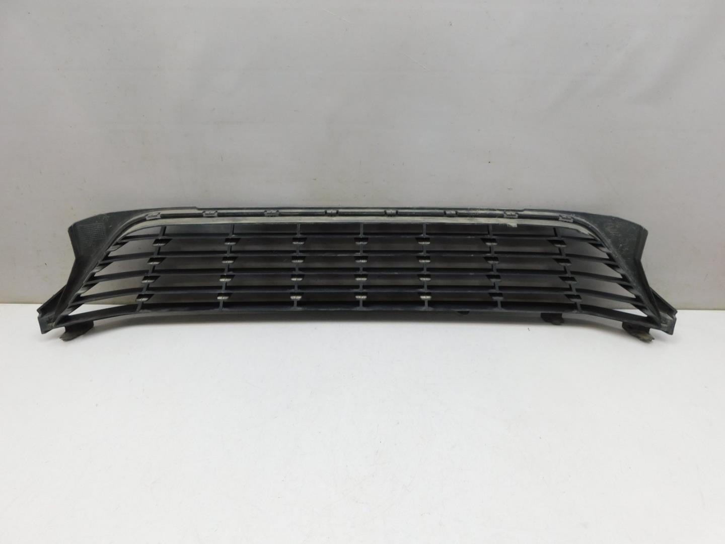 Решетка в бампер центральная