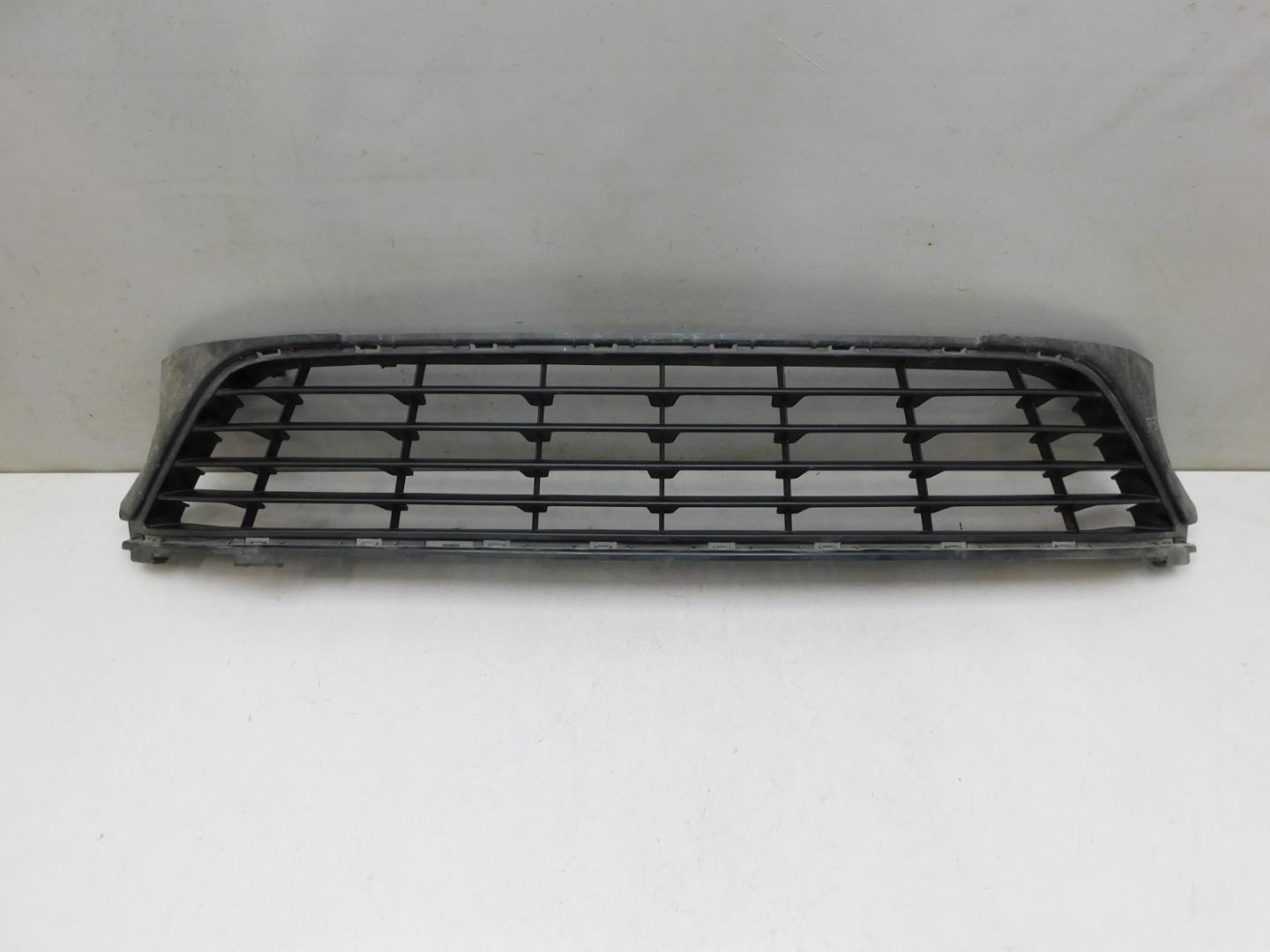 Решетка в бампер центральная