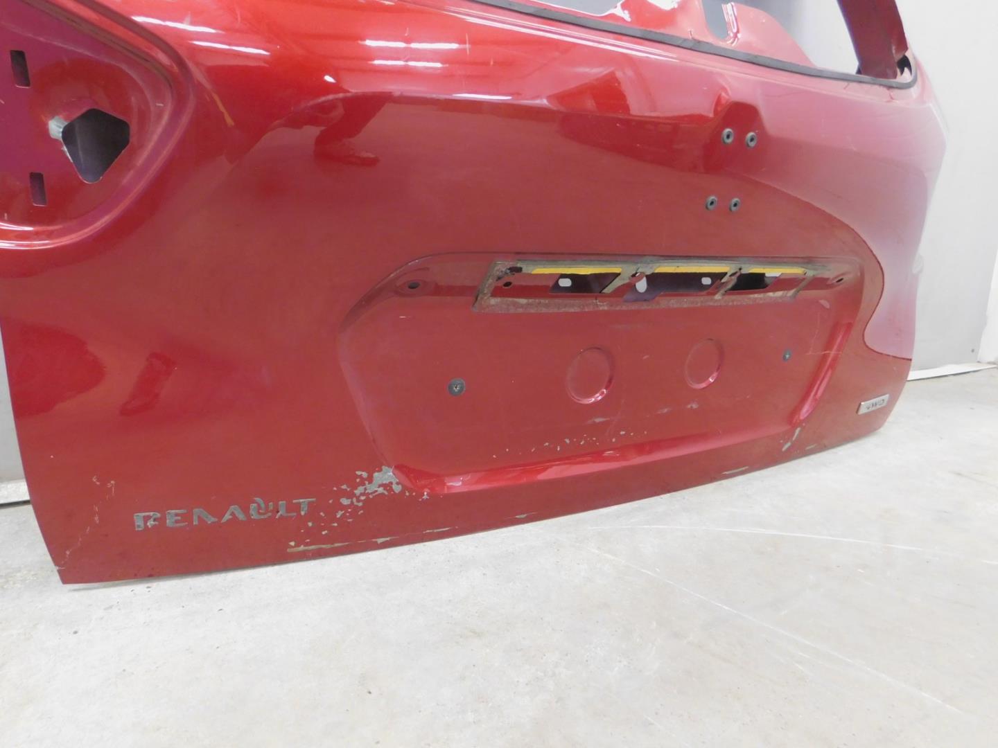 Дверь багажника