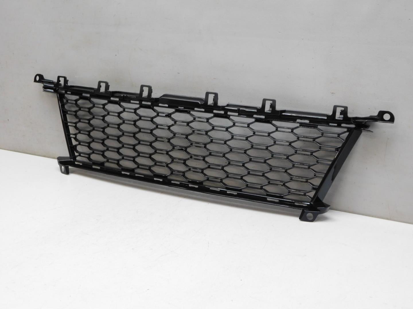 Решетка в бампер центральная