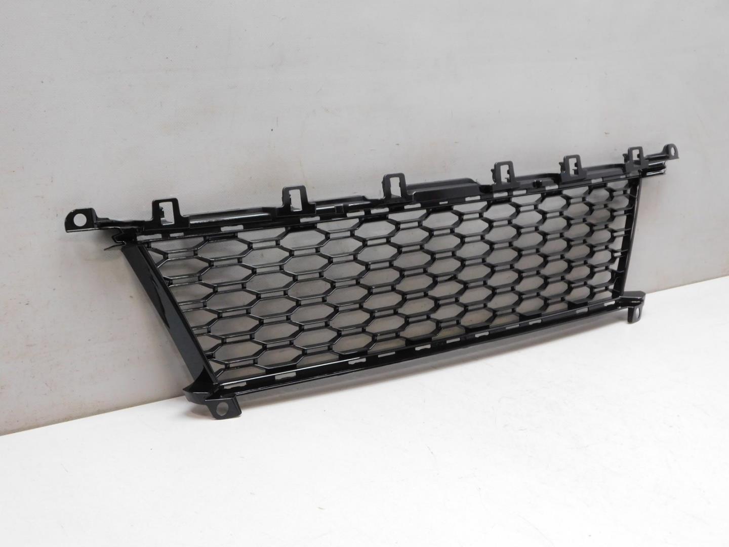 Решетка в бампер центральная