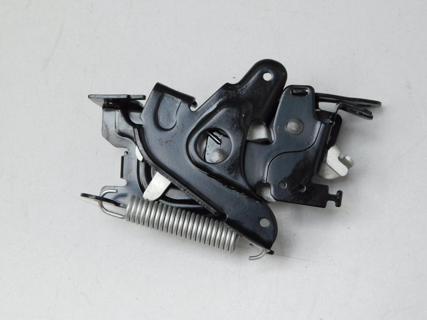 Замок капота