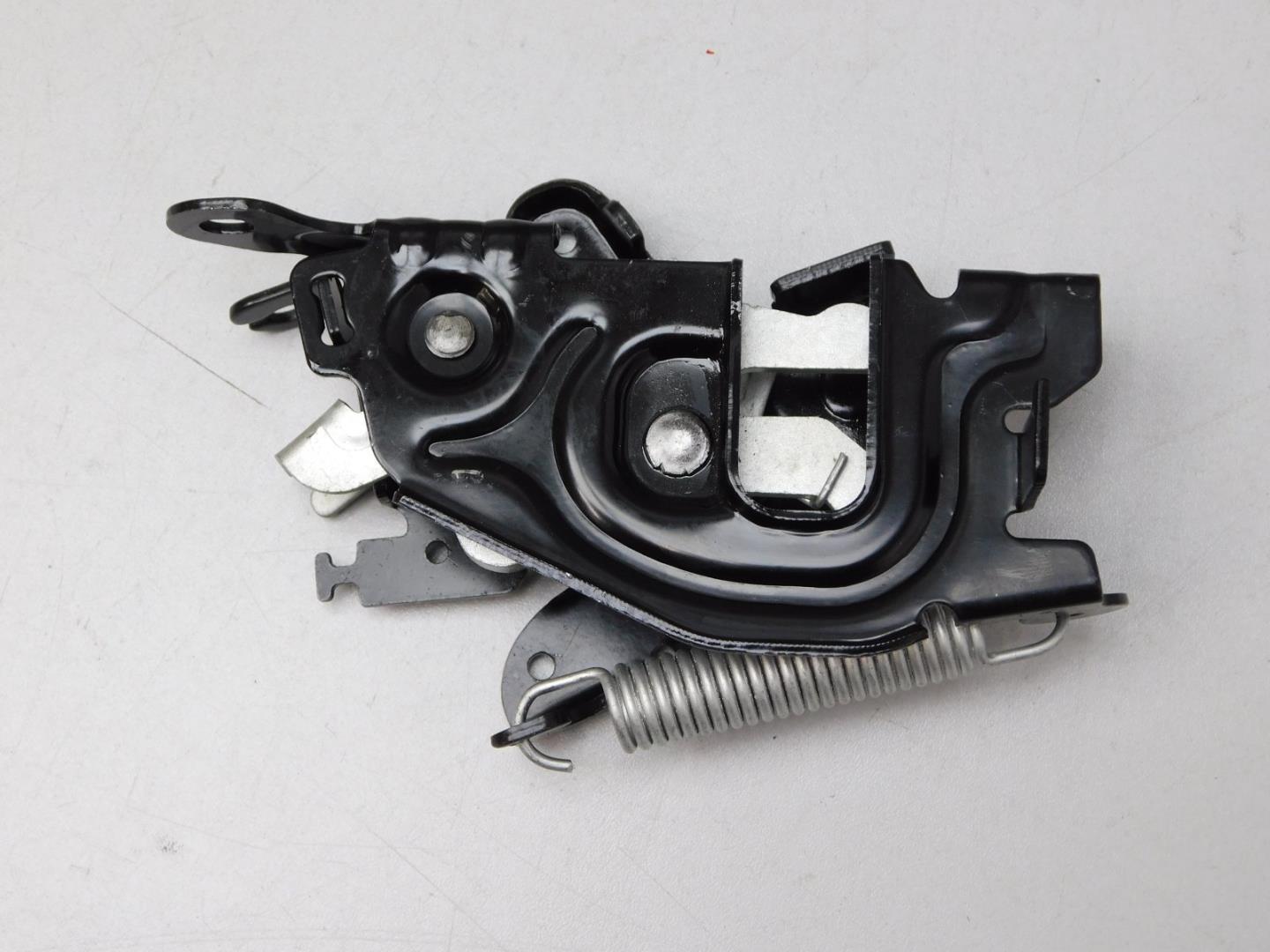 Замок капота