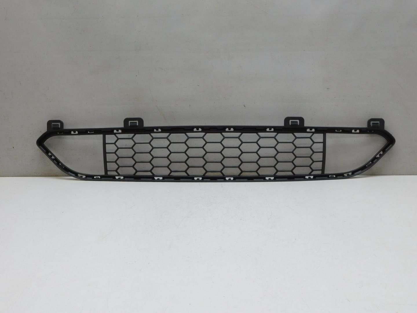 Решетка в бампер центральная