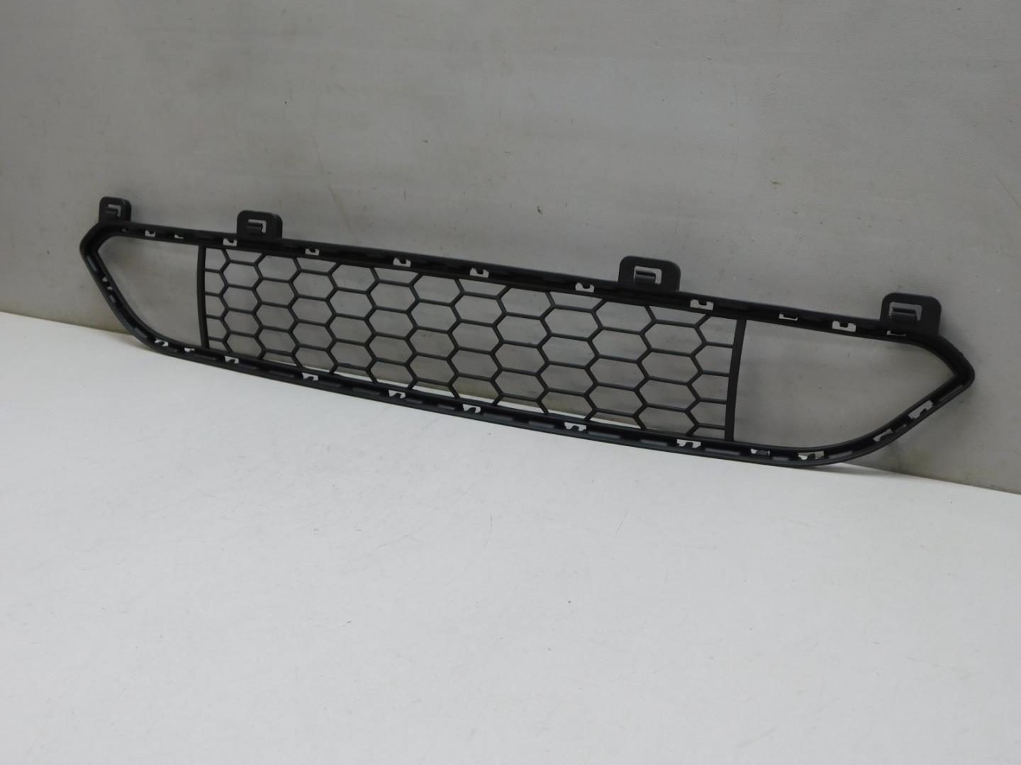 Решетка в бампер центральная