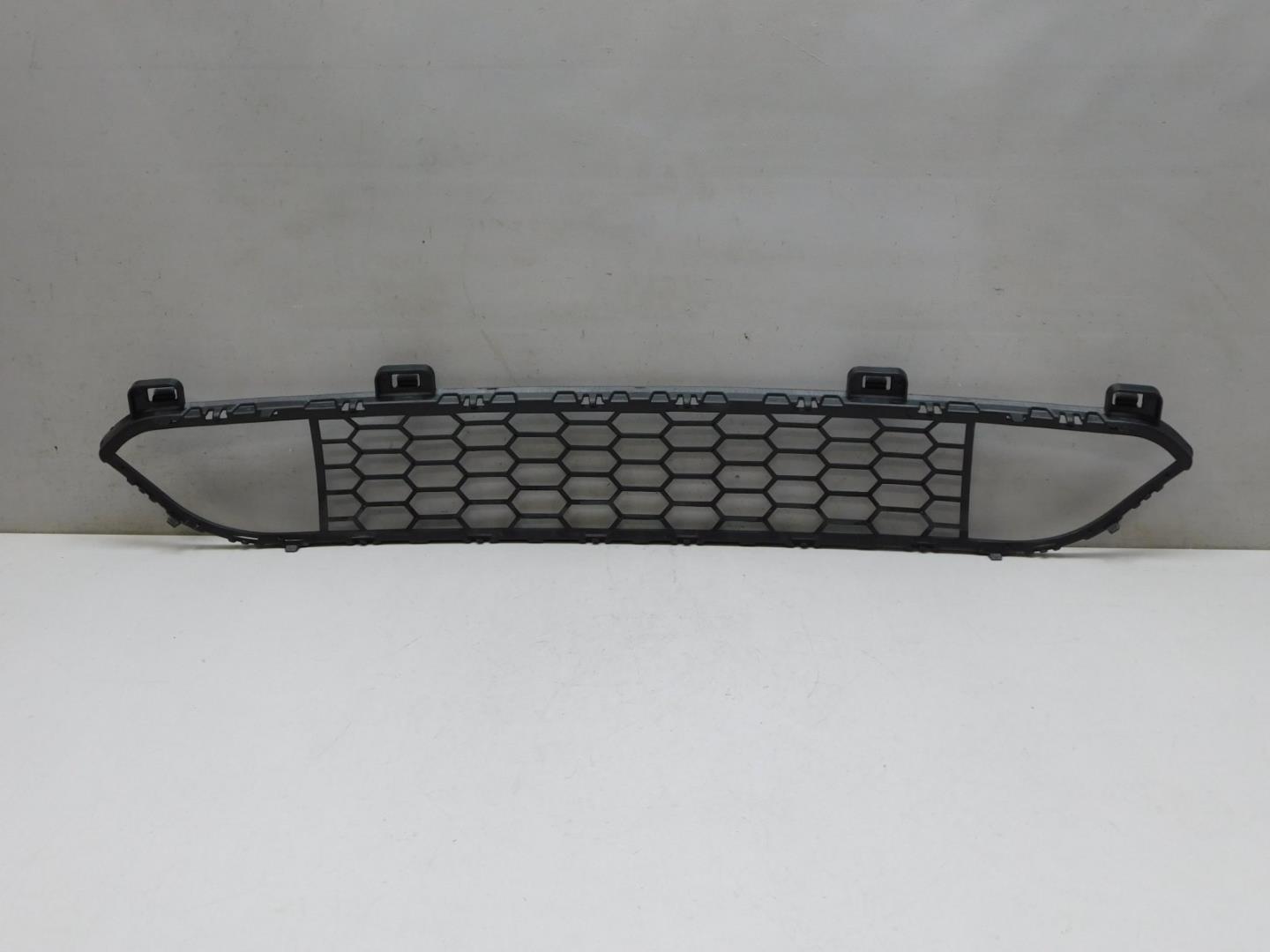 Решетка в бампер центральная