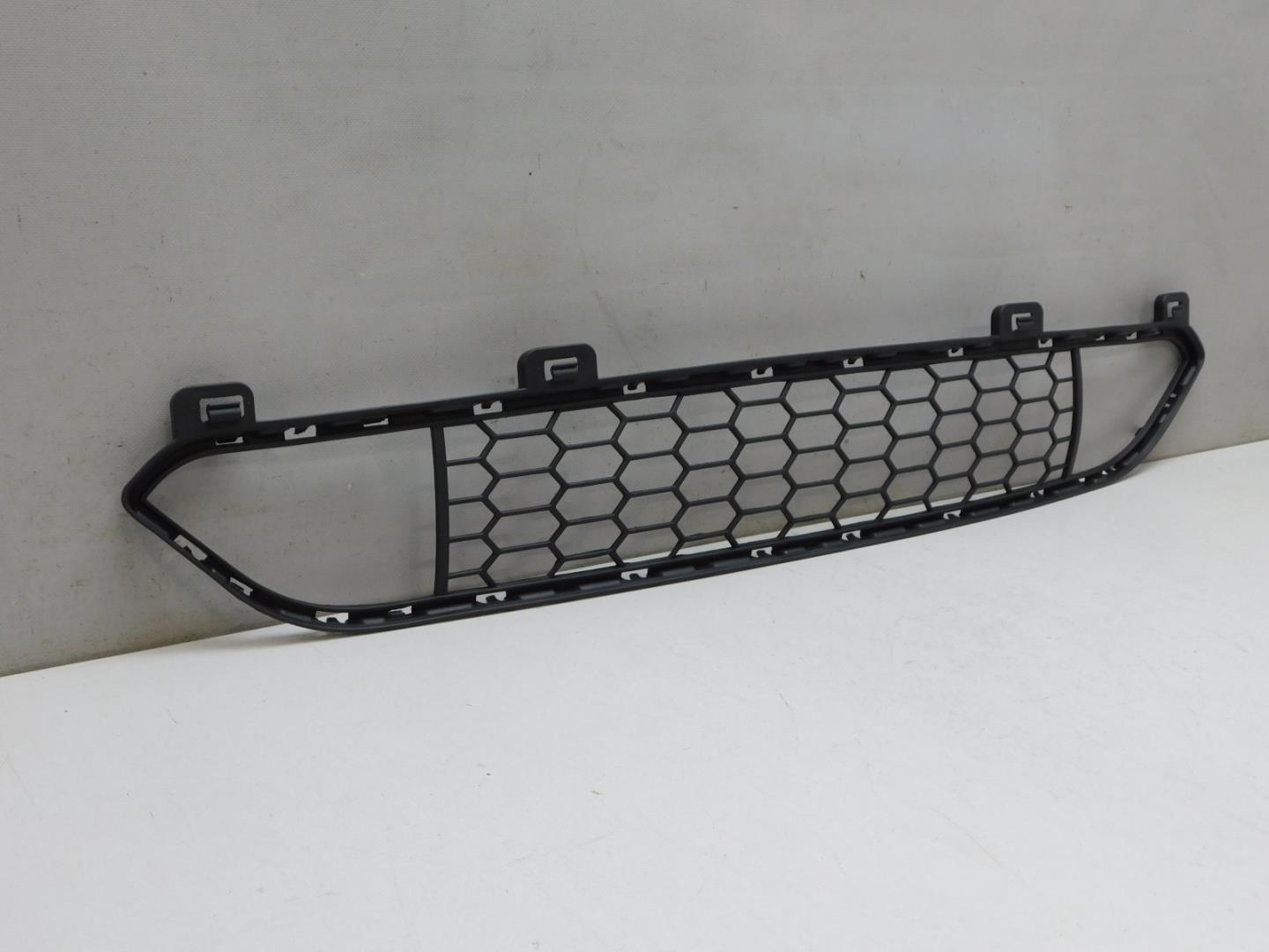 Решетка в бампер центральная