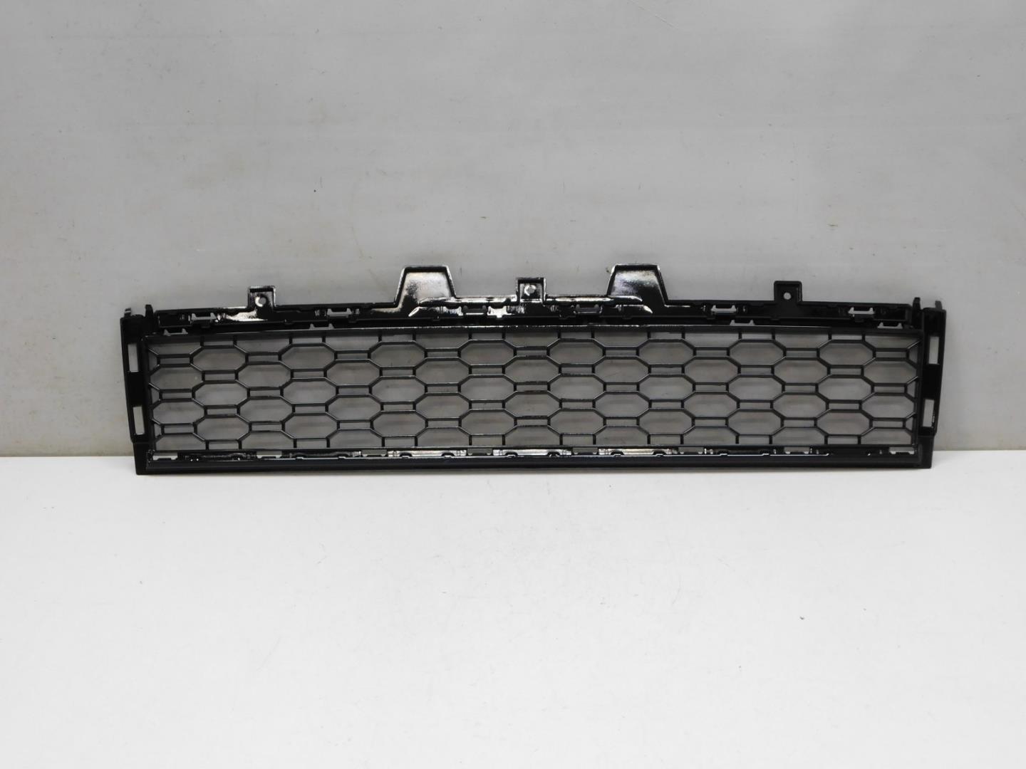 Решетка в бампер центральная