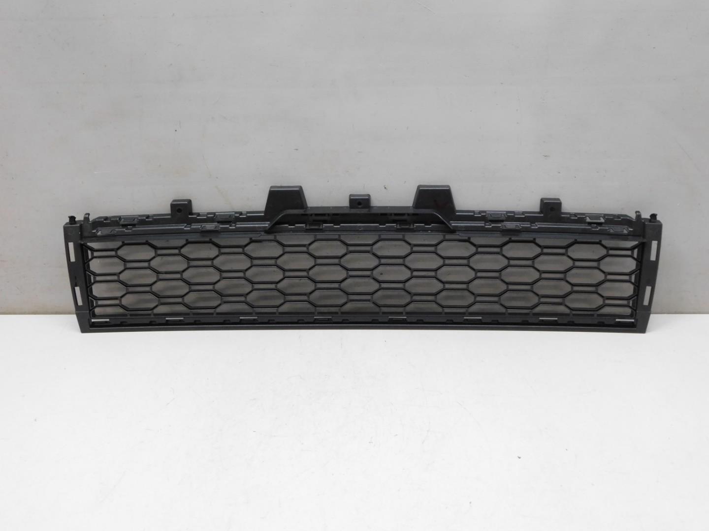 Решетка в бампер центральная