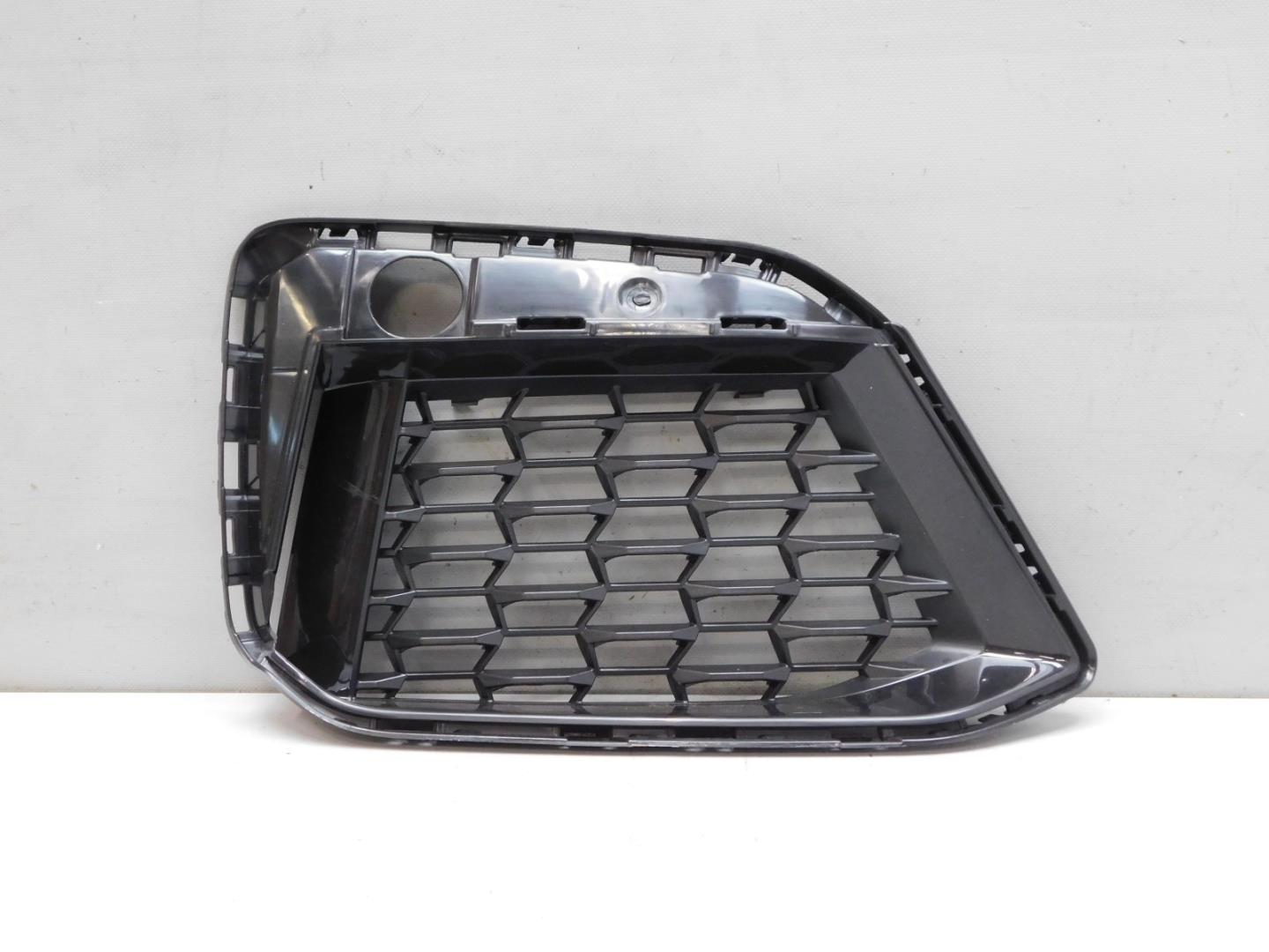 Решетка в бампер правая