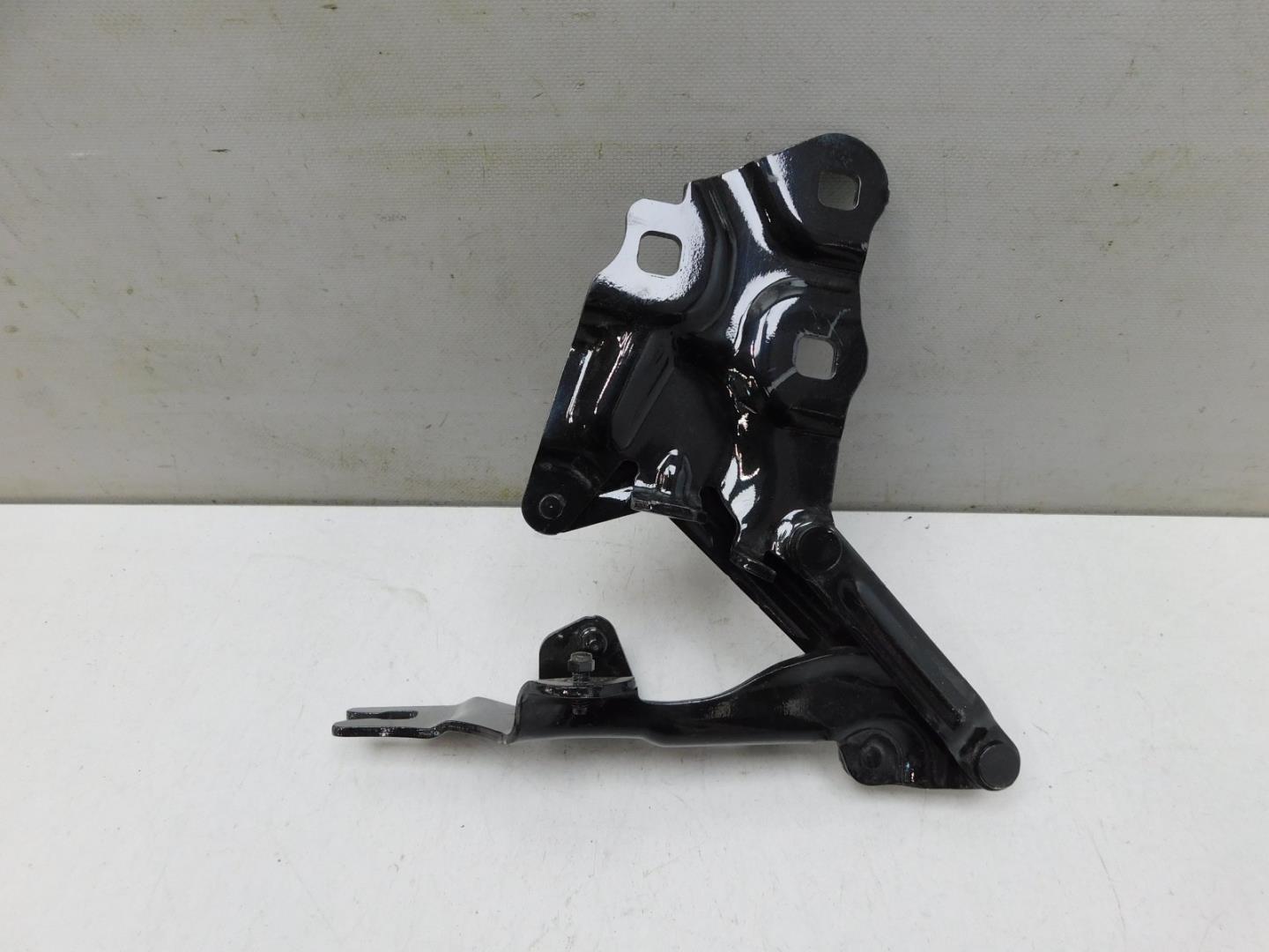 Петля капота правая