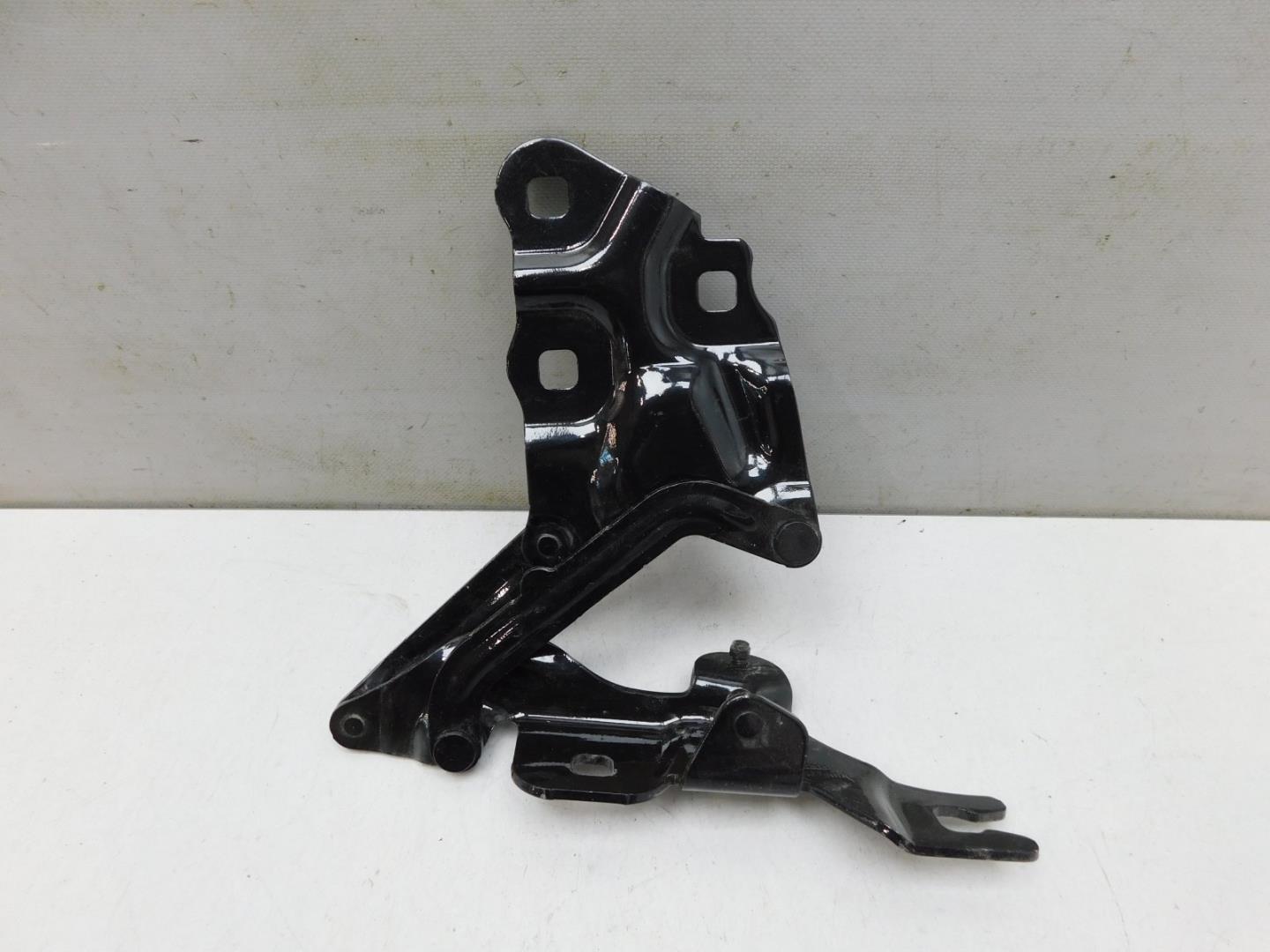 Петля капота правая