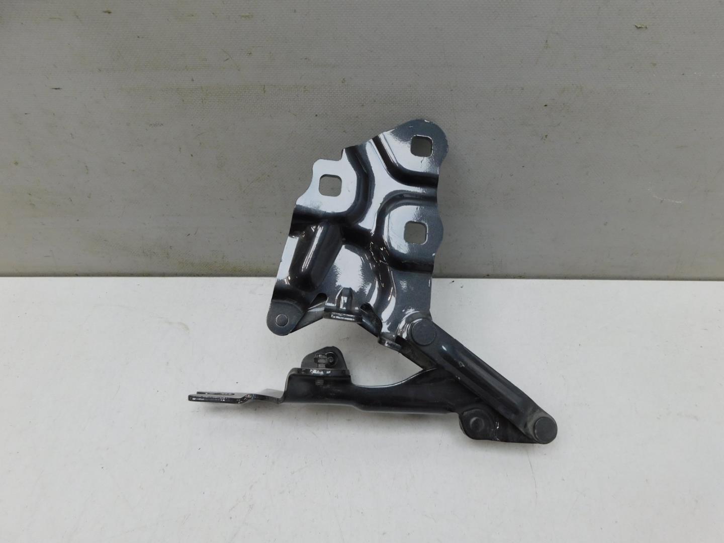 Петля капота правая