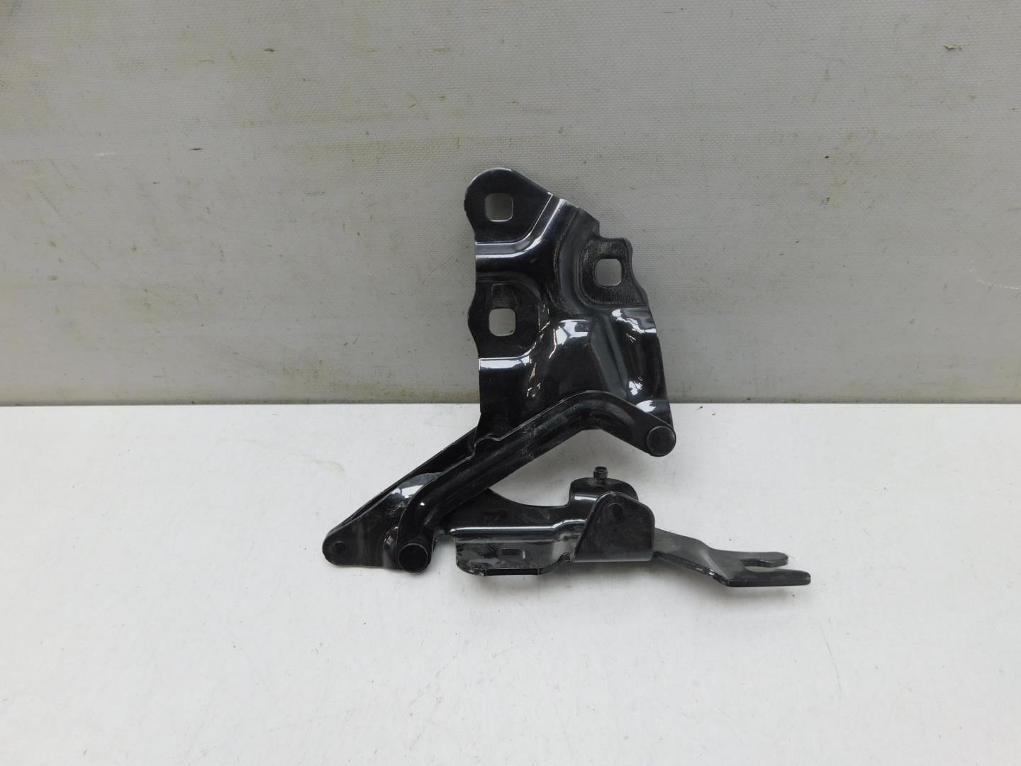 Петля капота правая