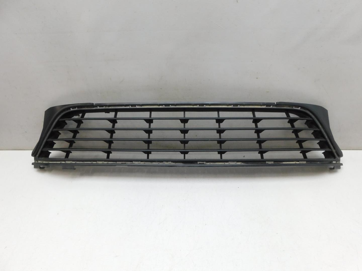 Решетка в бампер центральная