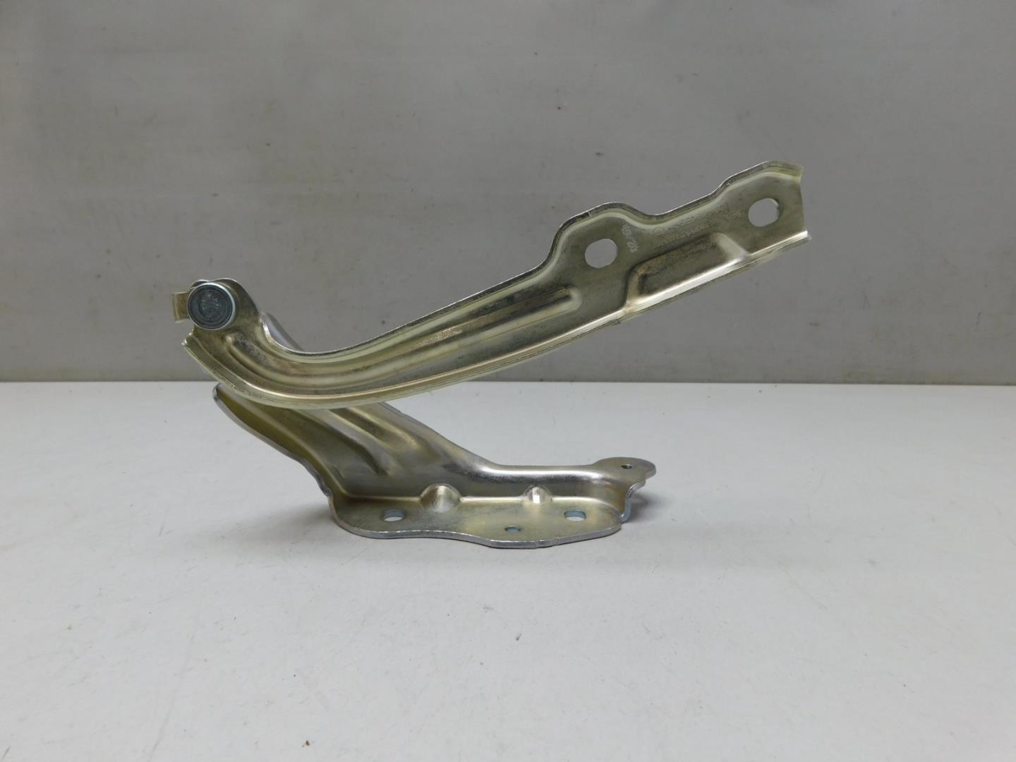 Петля капота левая