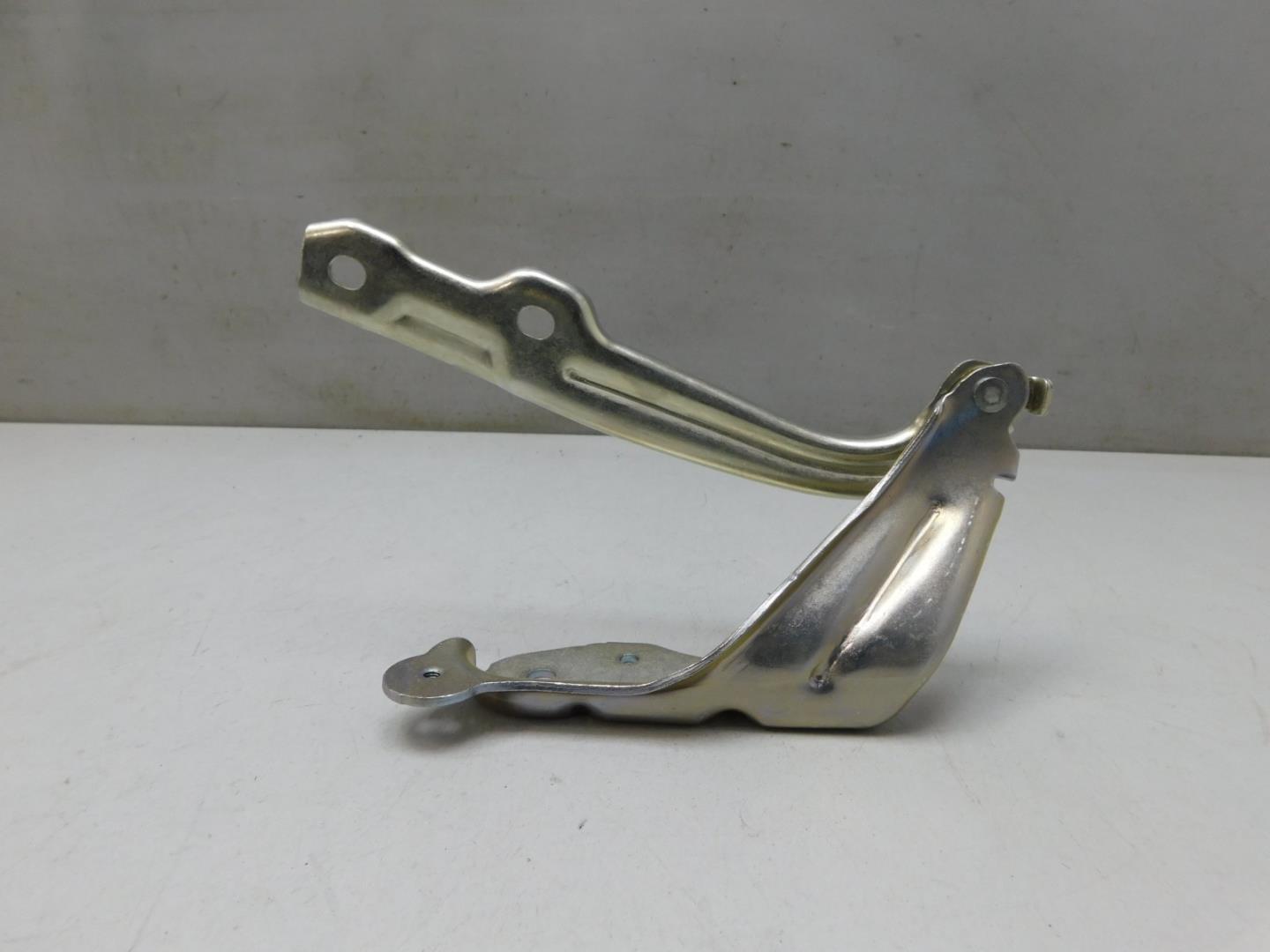 Петля капота левая