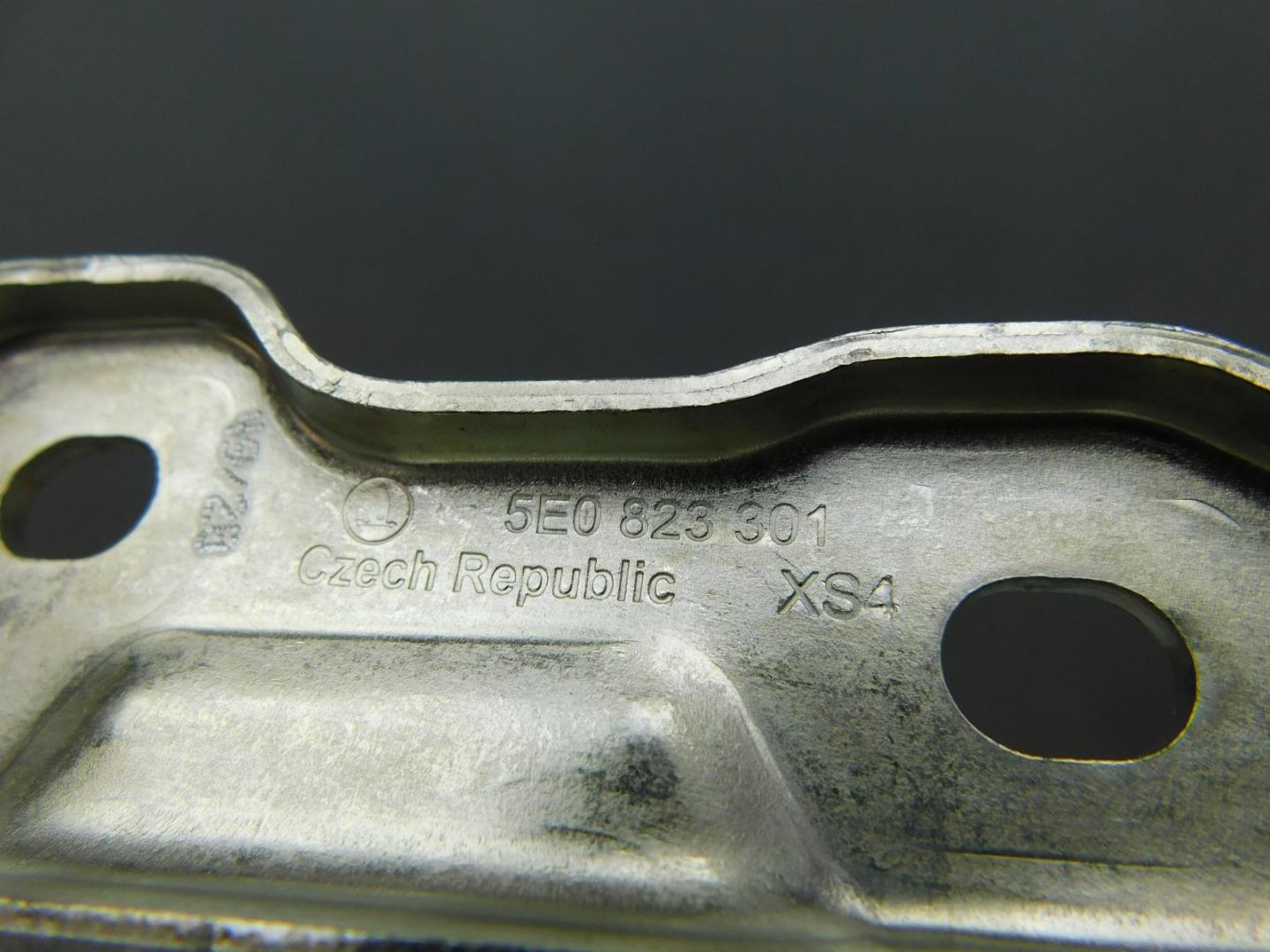 Петля капота левая