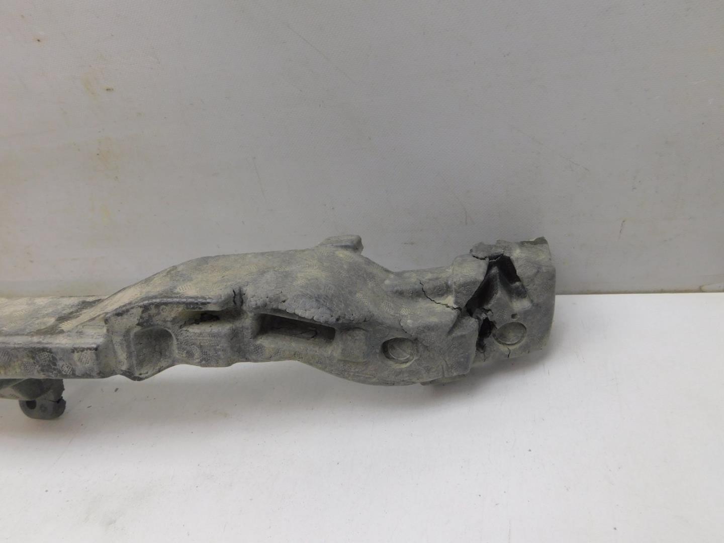 Усилитель переднего бампера