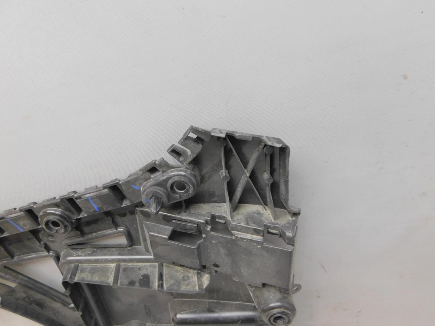 Кронштейн заднего бампера