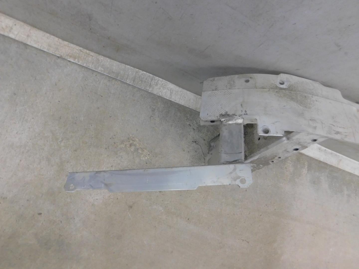 Усилитель переднего бампера