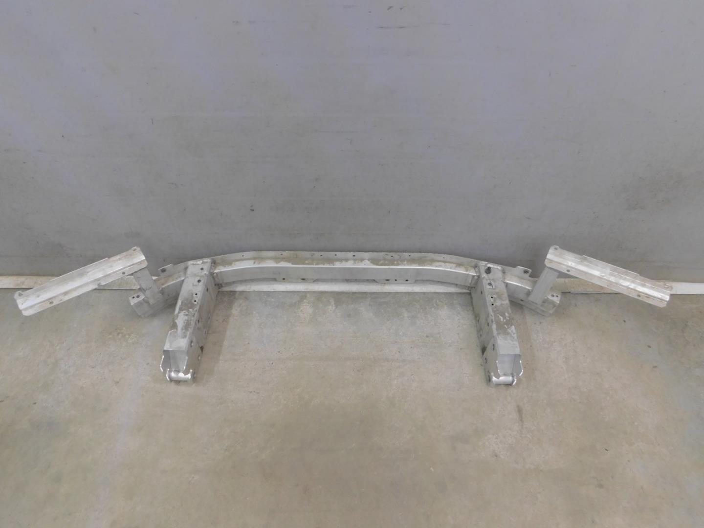 Усилитель переднего бампера