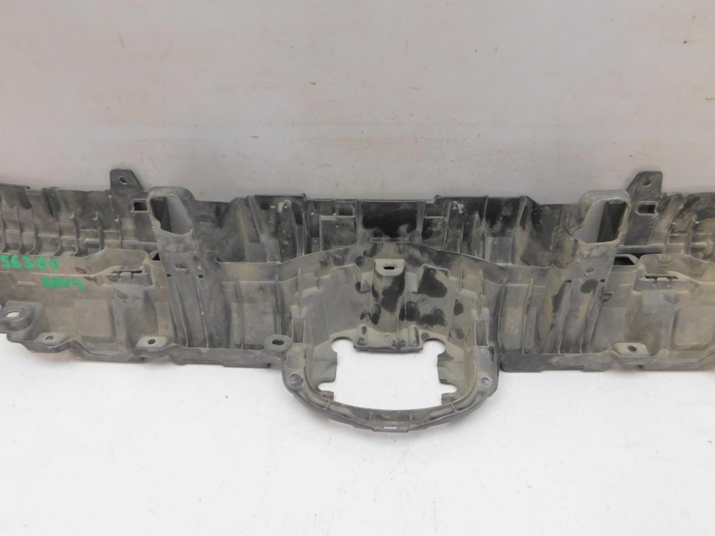 Кронштейн решетки радиатора