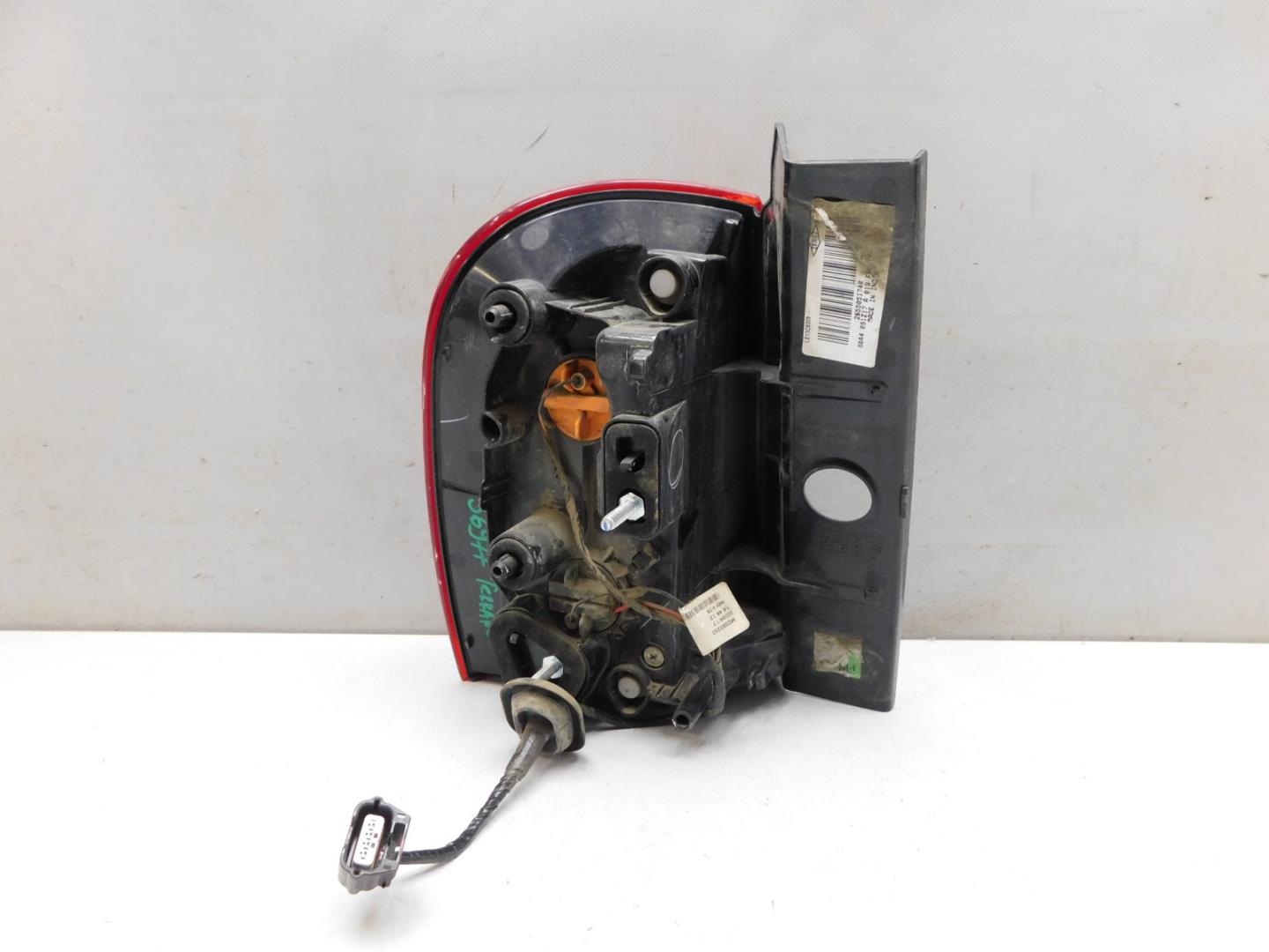 Фонарь задний наружный правый