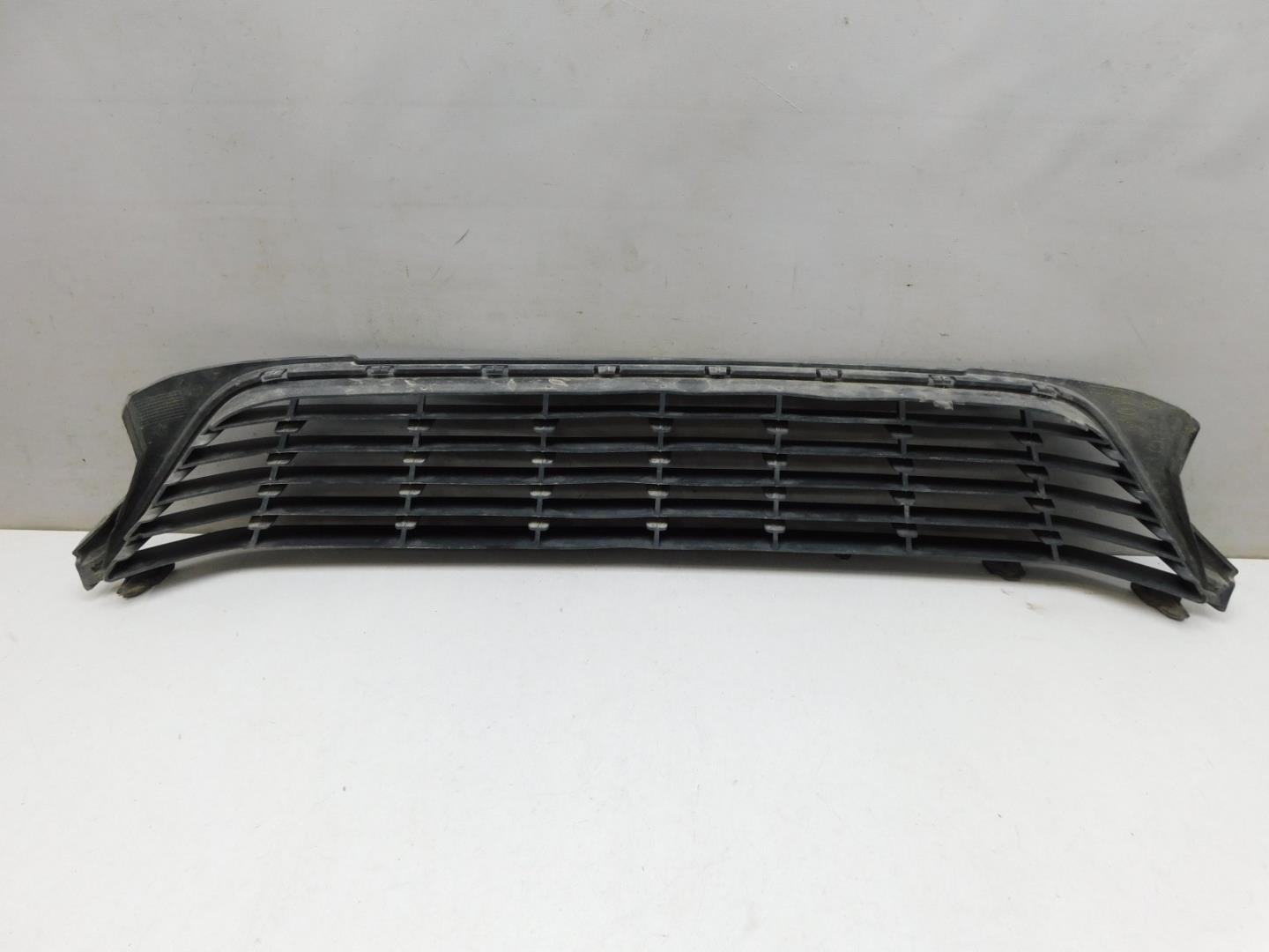 Решетка в бампер центральная