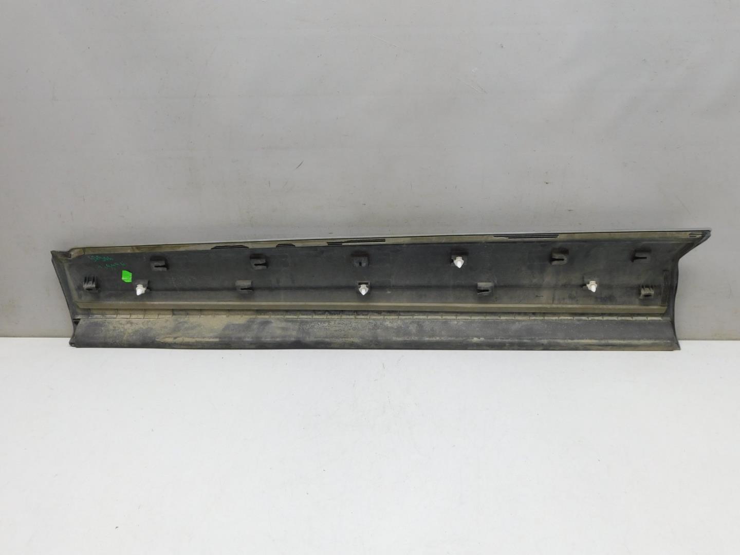 Накладка двери передней правой