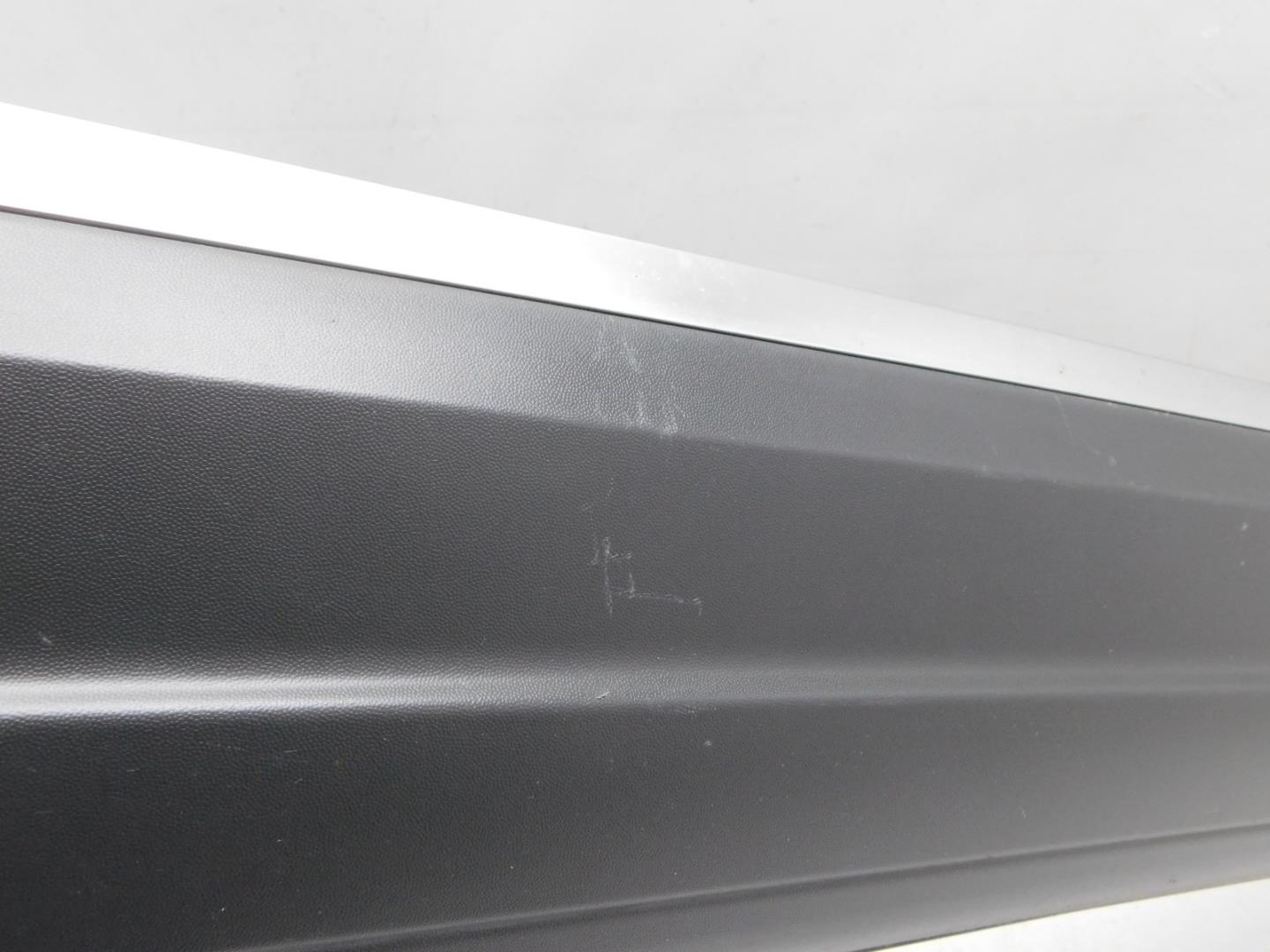 Накладка двери передней правой